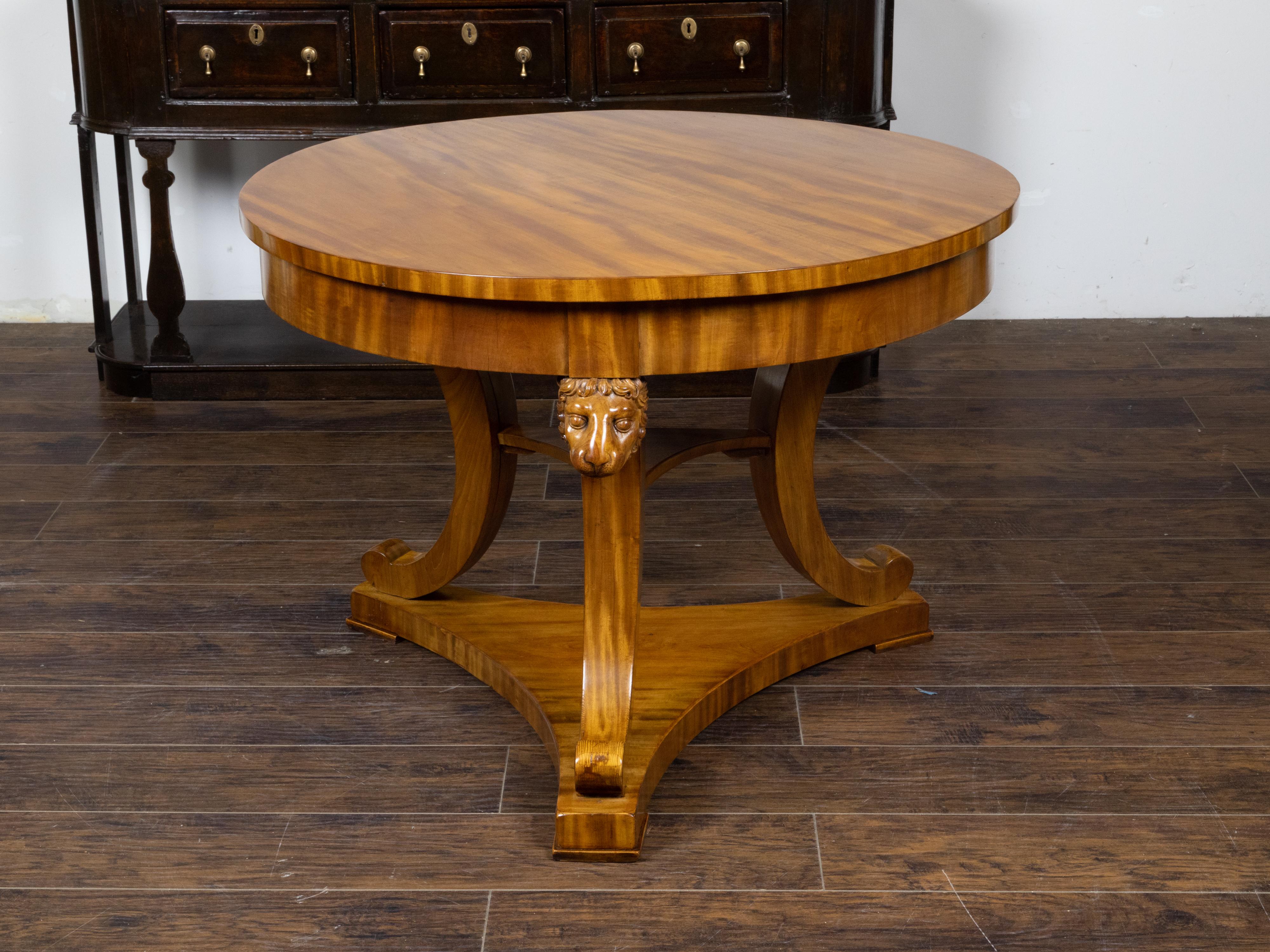 English Regency 19th Century Walnut Table with Carved Lion Heads and Tripod Base In Good Condition For Sale In Atlanta, GA