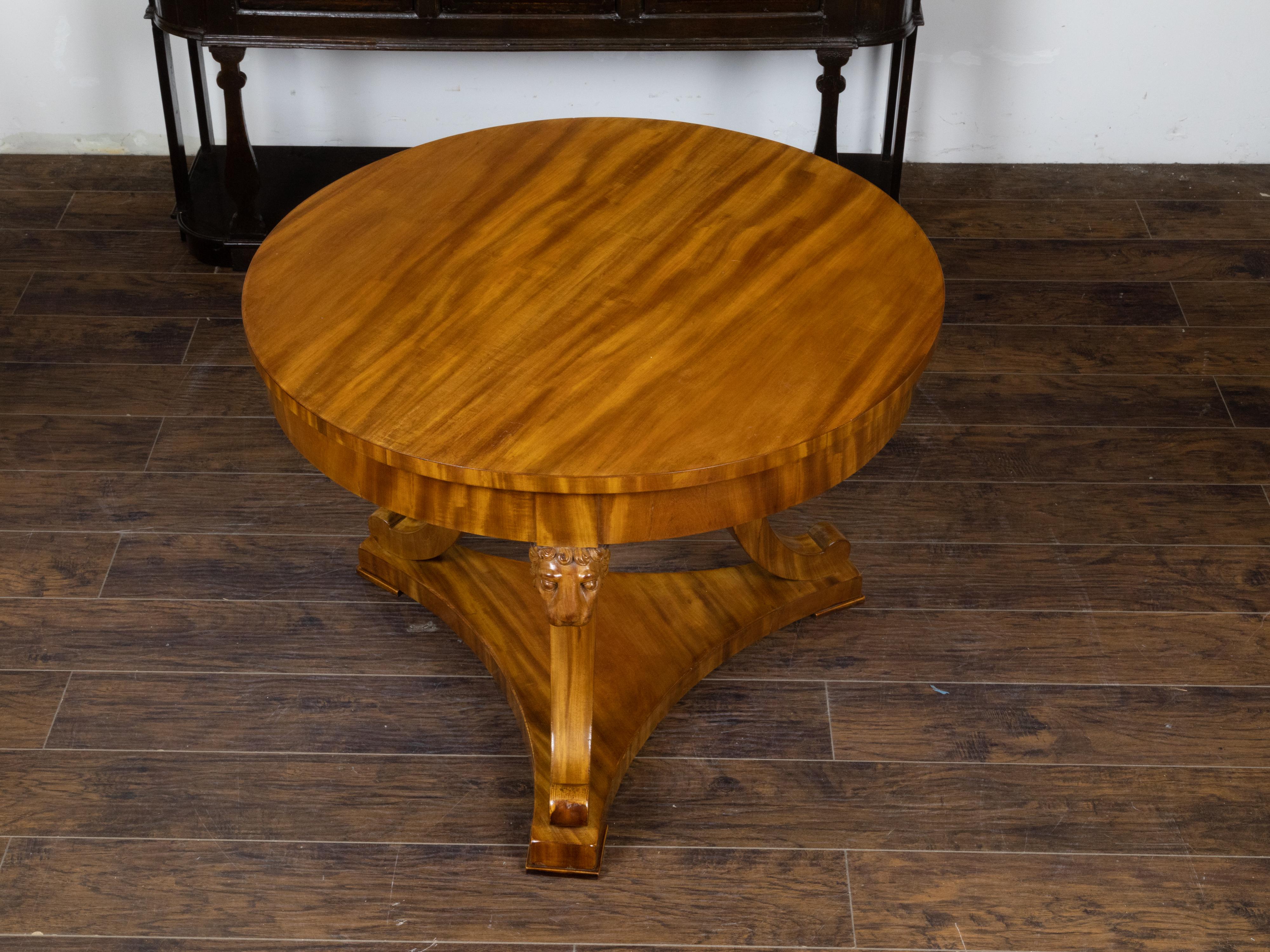 English Regency 19th Century Walnut Table with Carved Lion Heads and Tripod Base For Sale 1
