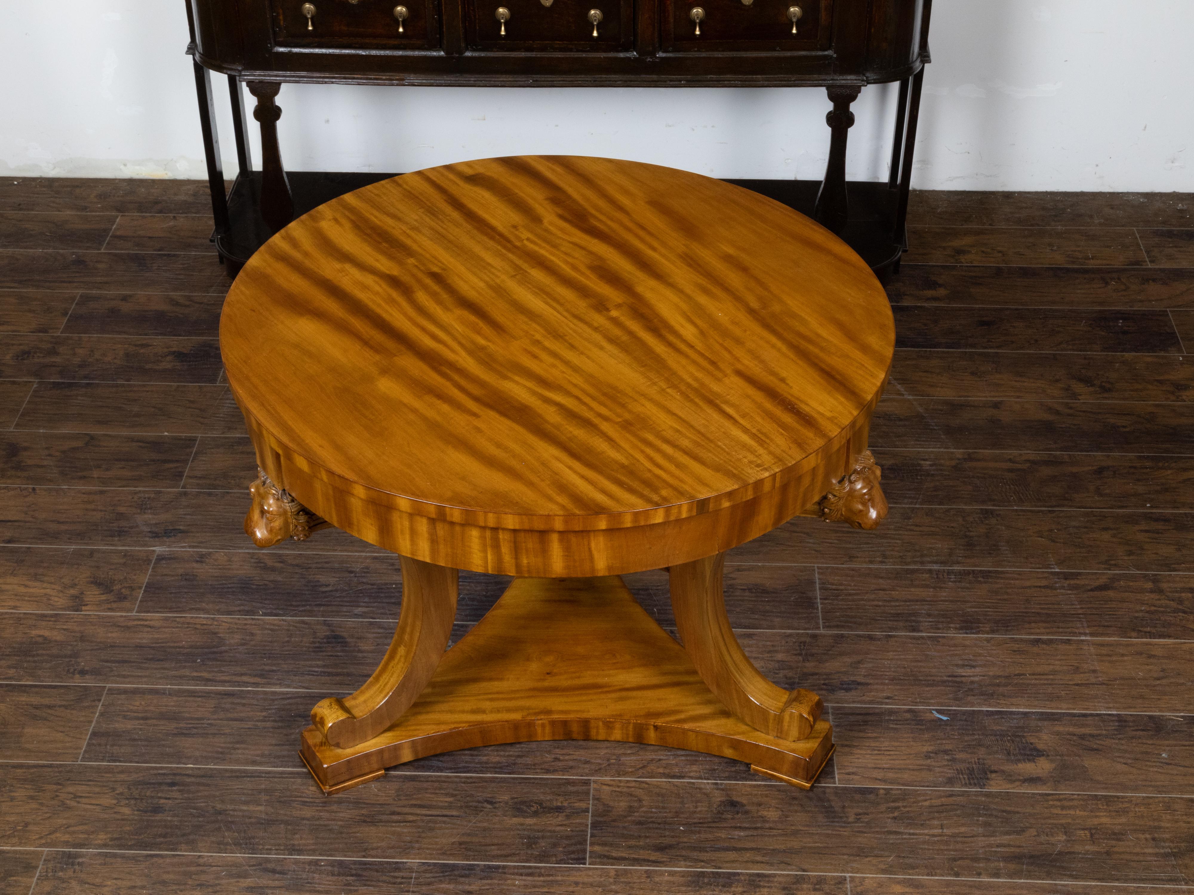 English Regency 19th Century Walnut Table with Carved Lion Heads and Tripod Base For Sale 2
