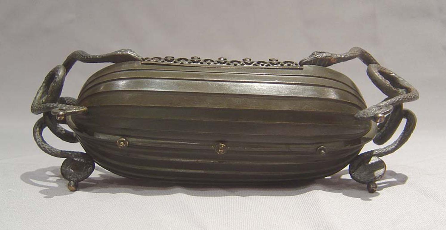 Bronze English Regency antique inkwell ecrier in patinated bronze For Sale
