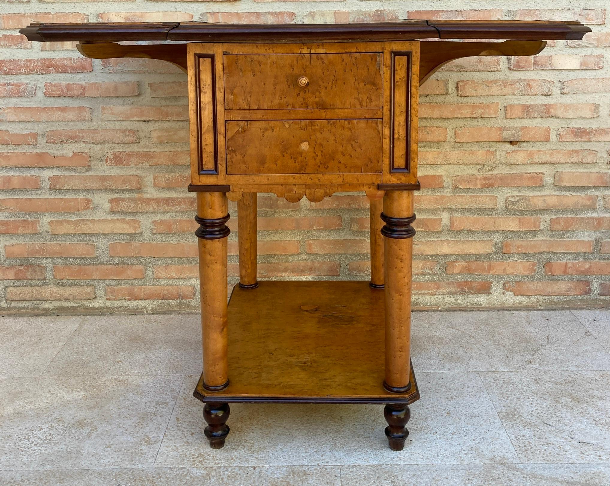 Side table with English wings in cedar wood with decoration. 
Lacquered in two heights with drawers and door in the 
sides. 
A very fine quality Regency period baby Pembroke cedar table that has 
Well carved lid with a flap on each side and a
