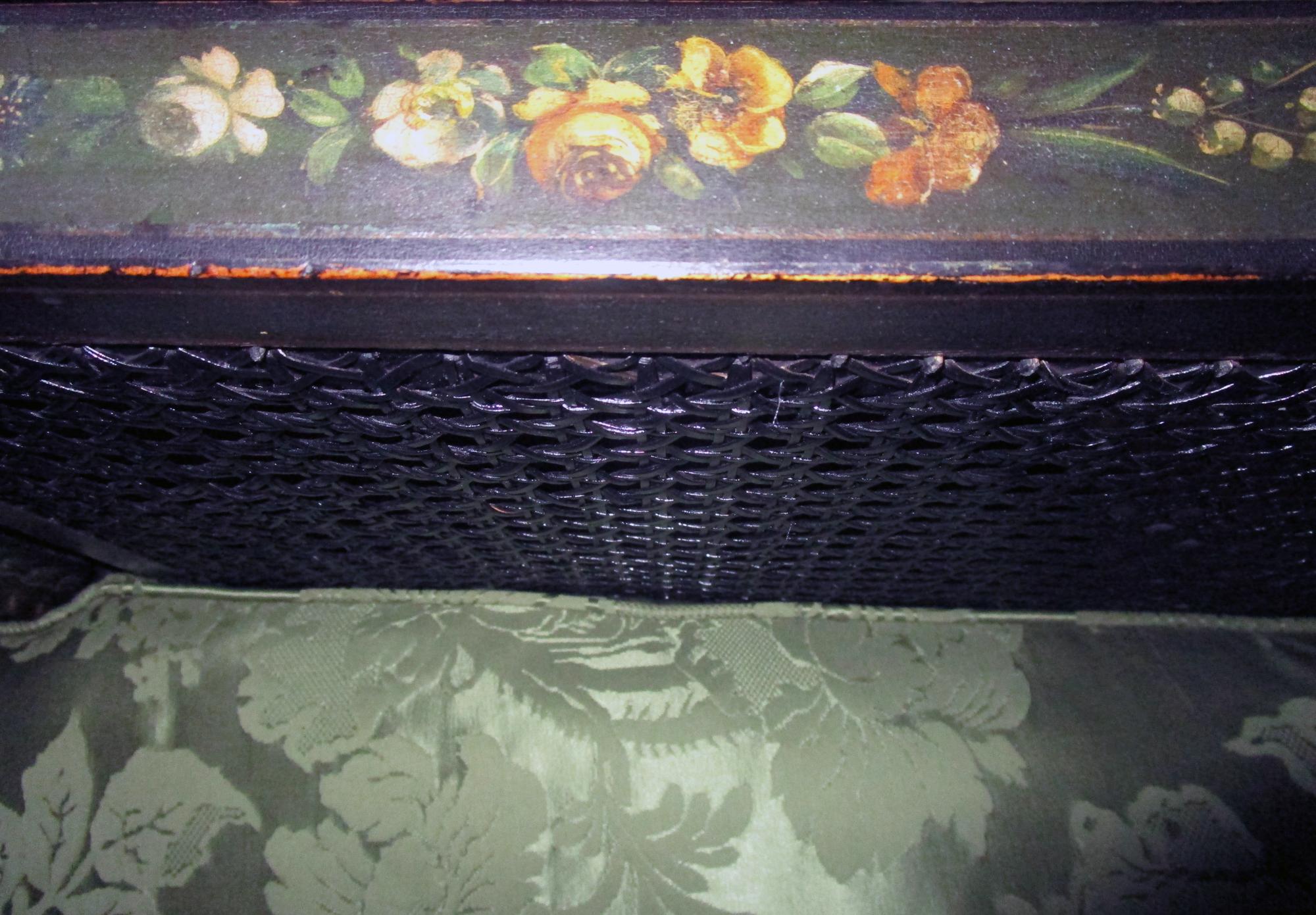 Bergère de style Regency anglaise en bois ébénisé peint et rotin Bon état - En vente à Savannah, GA