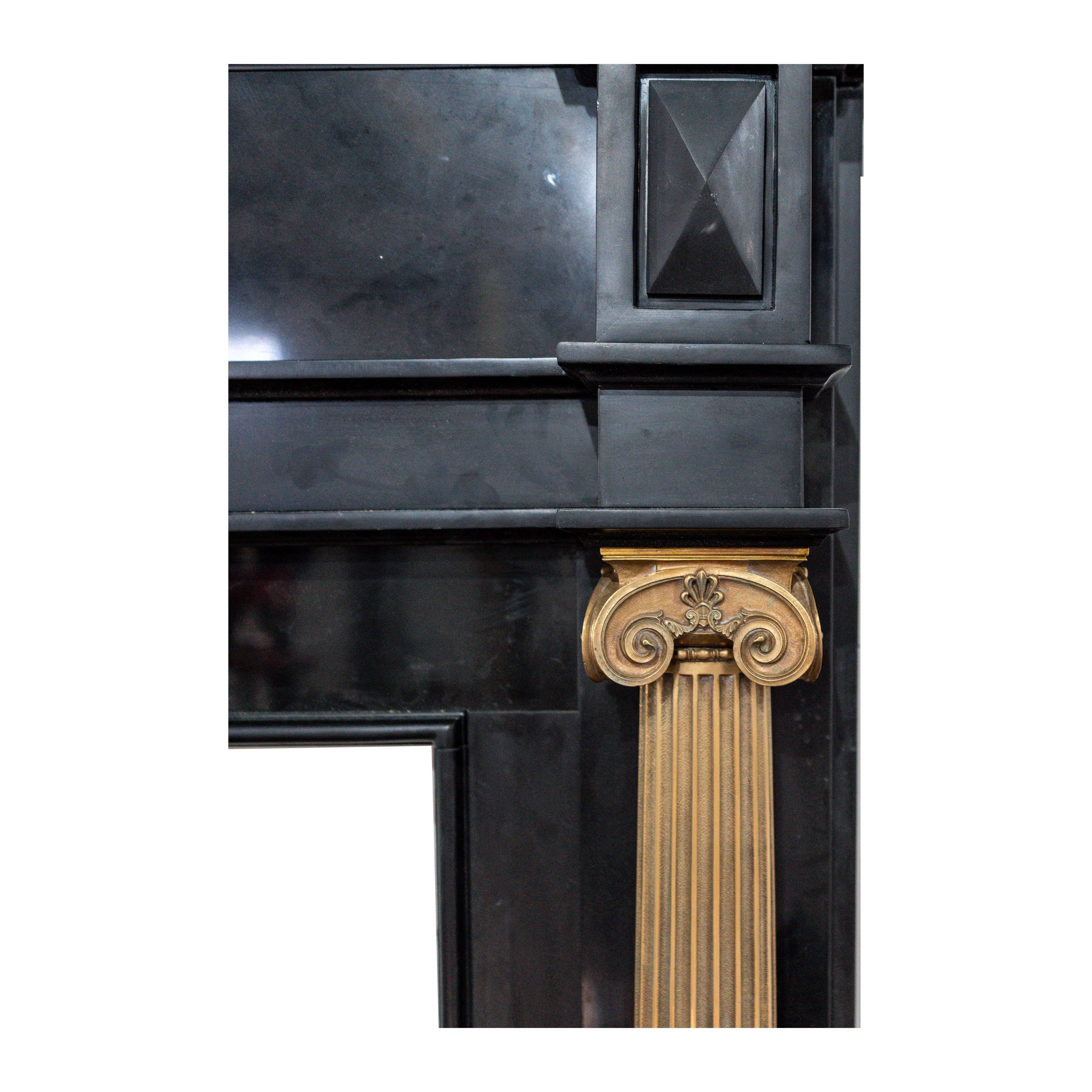 Inglese Camino inglese Regency in marmo nero belga con colonne in bronzo dorato in vendita