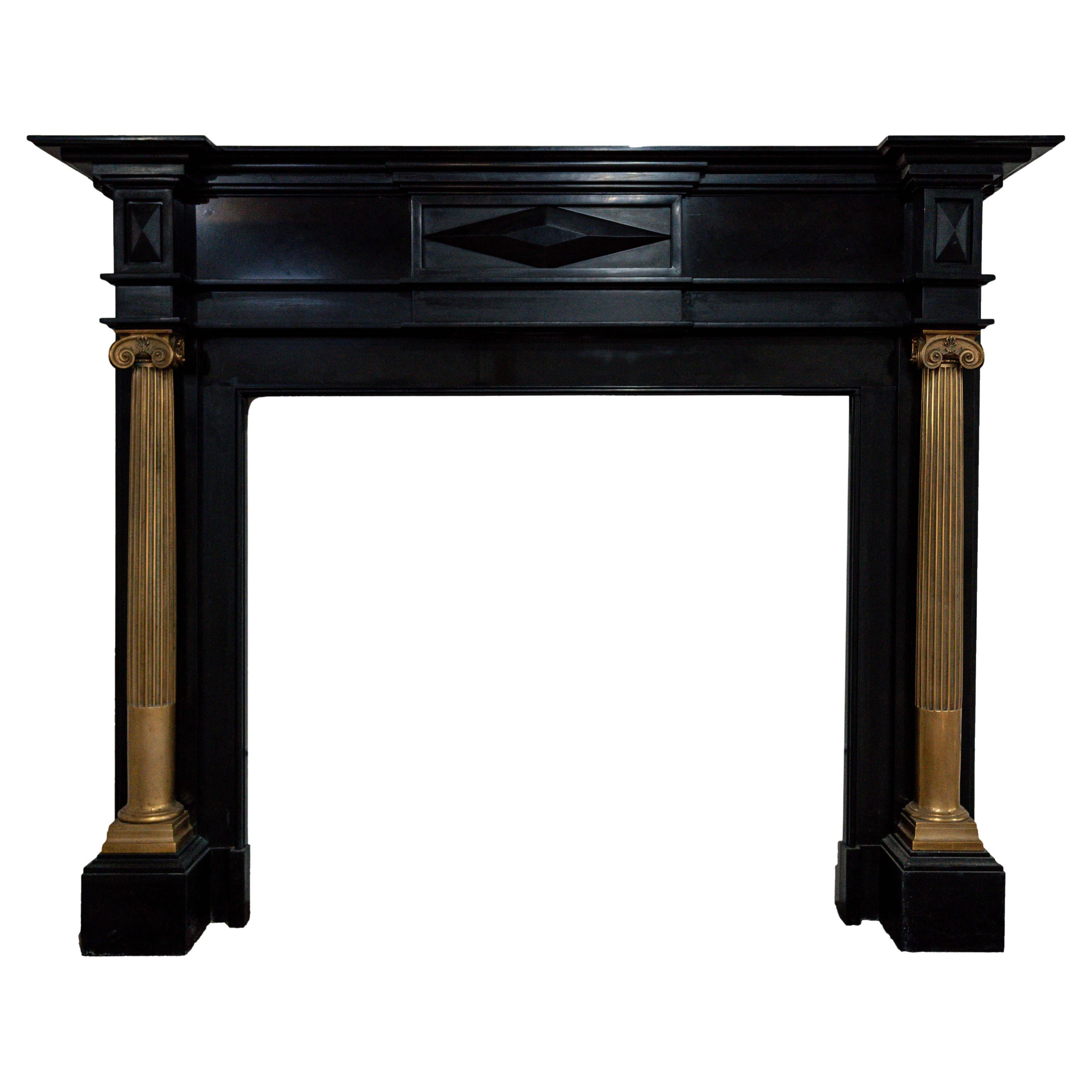 Camino inglese Regency in marmo nero belga con colonne in bronzo dorato in vendita