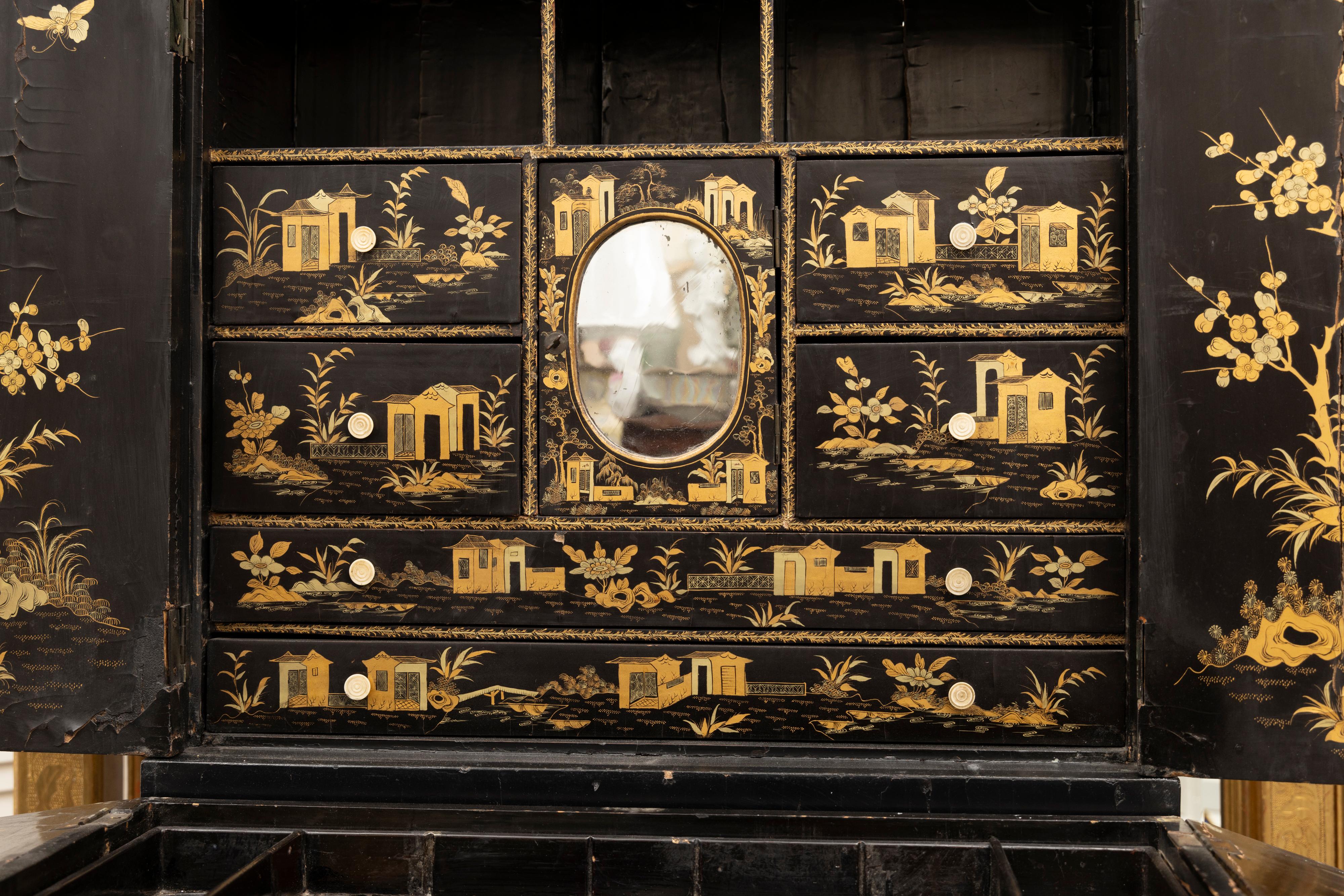 Armoire de style Régence anglaise laquée noire avec chinoiseries dorées dans l'ensemble, vers1820 en vente 2
