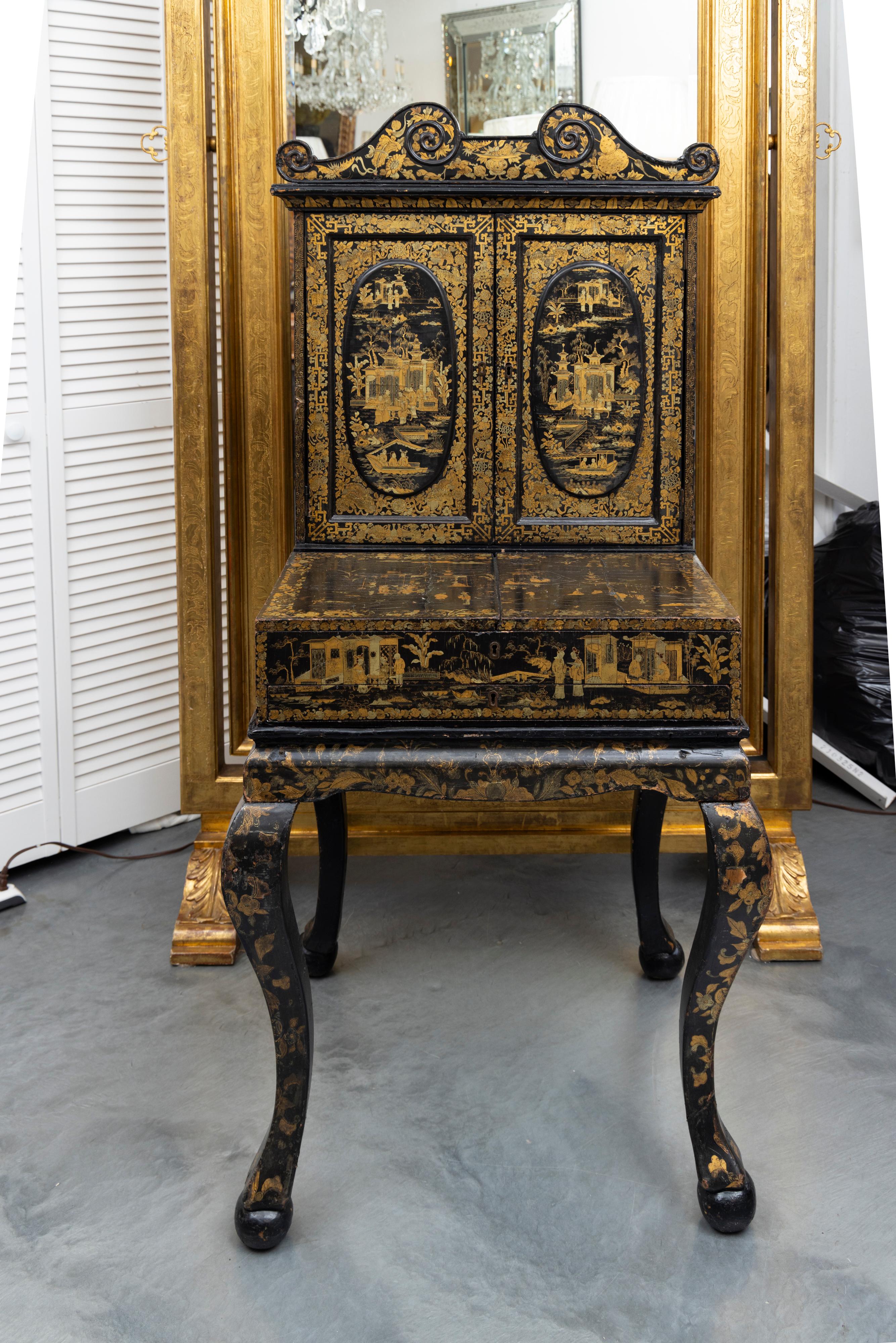 Regency Armoire de style Régence anglaise laquée noire avec chinoiseries dorées dans l'ensemble, vers1820 en vente