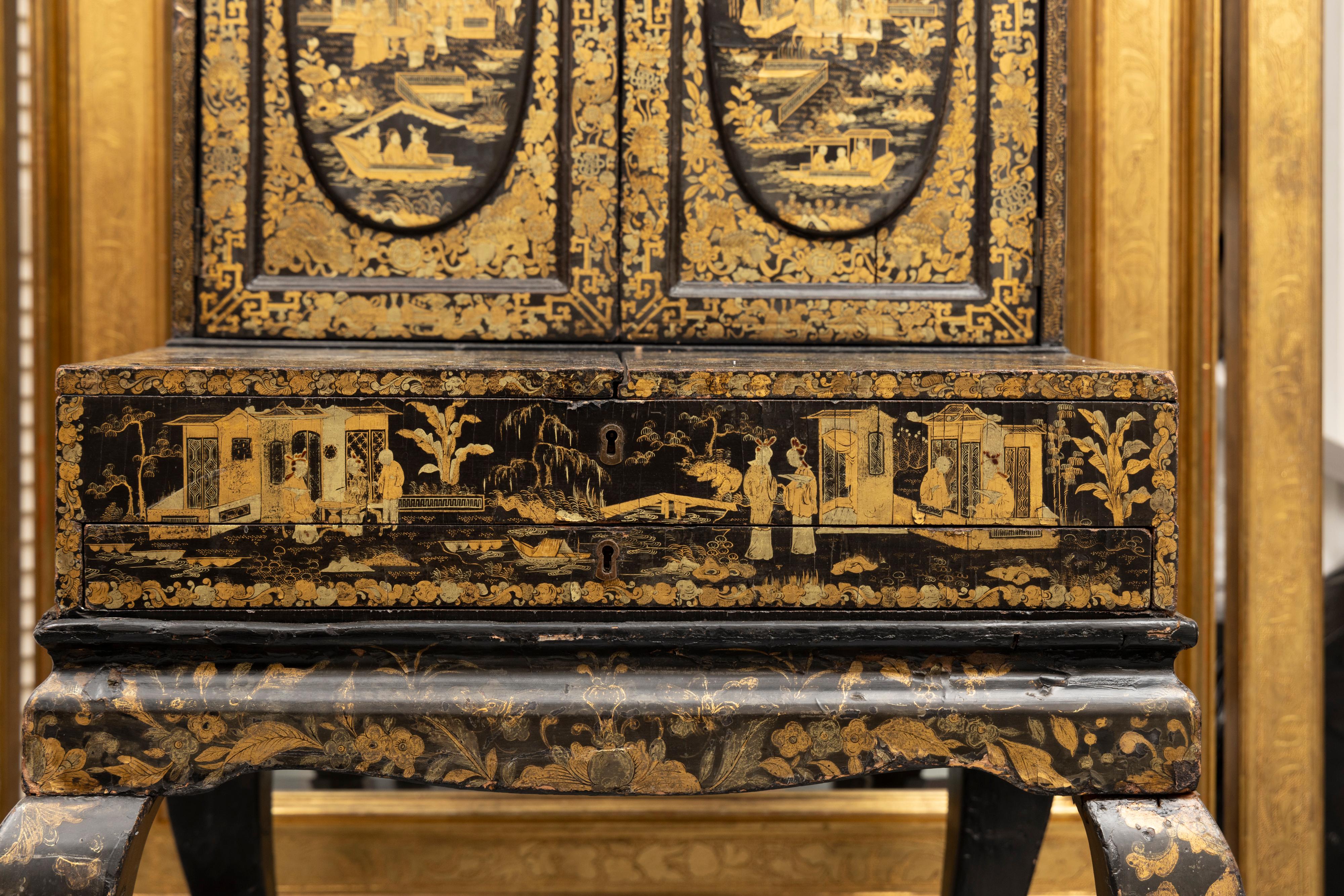 Ébénisé Armoire de style Régence anglaise laquée noire avec chinoiseries dorées dans l'ensemble, vers1820 en vente