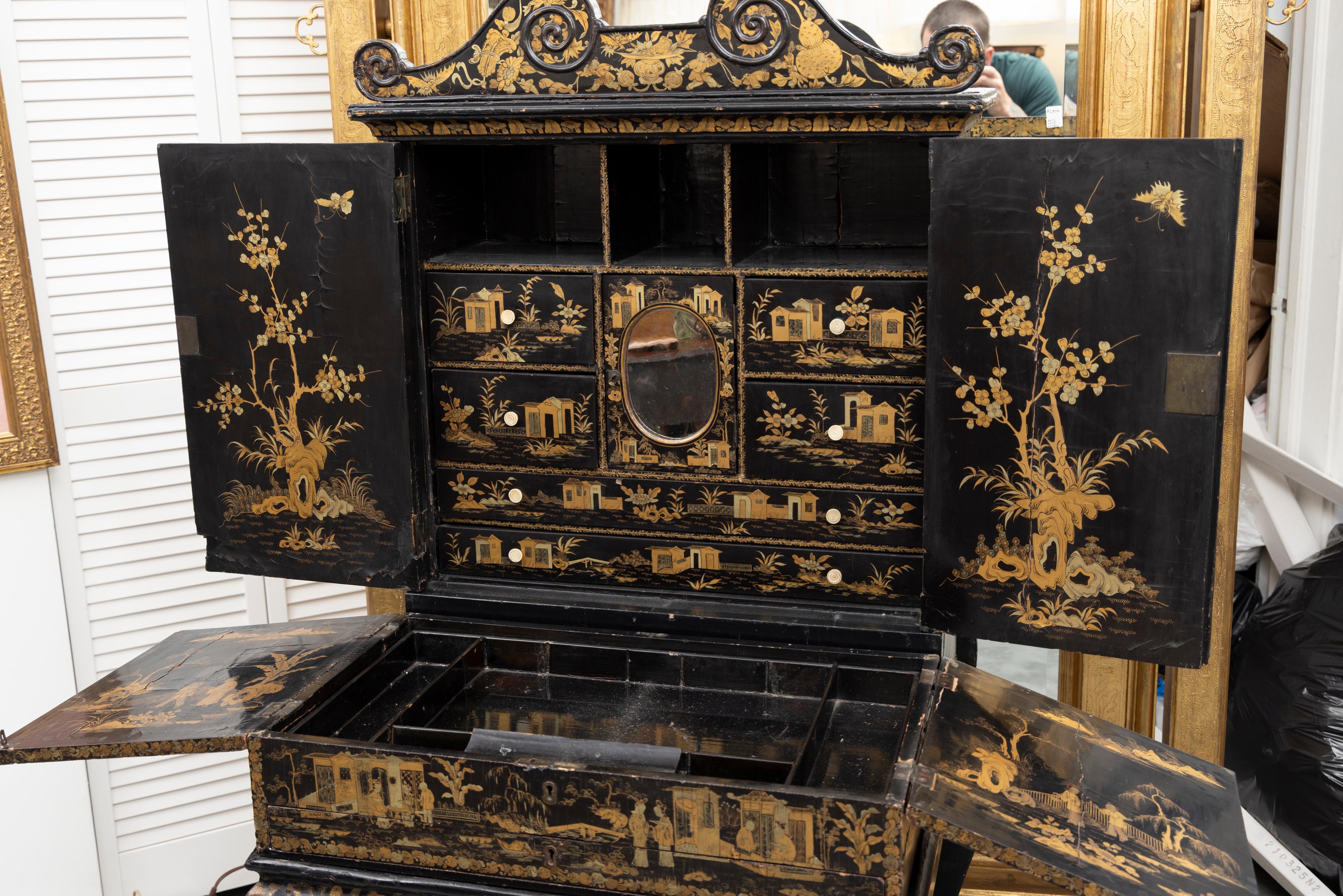 XIXe siècle Armoire de style Régence anglaise laquée noire avec chinoiseries dorées dans l'ensemble, vers1820 en vente