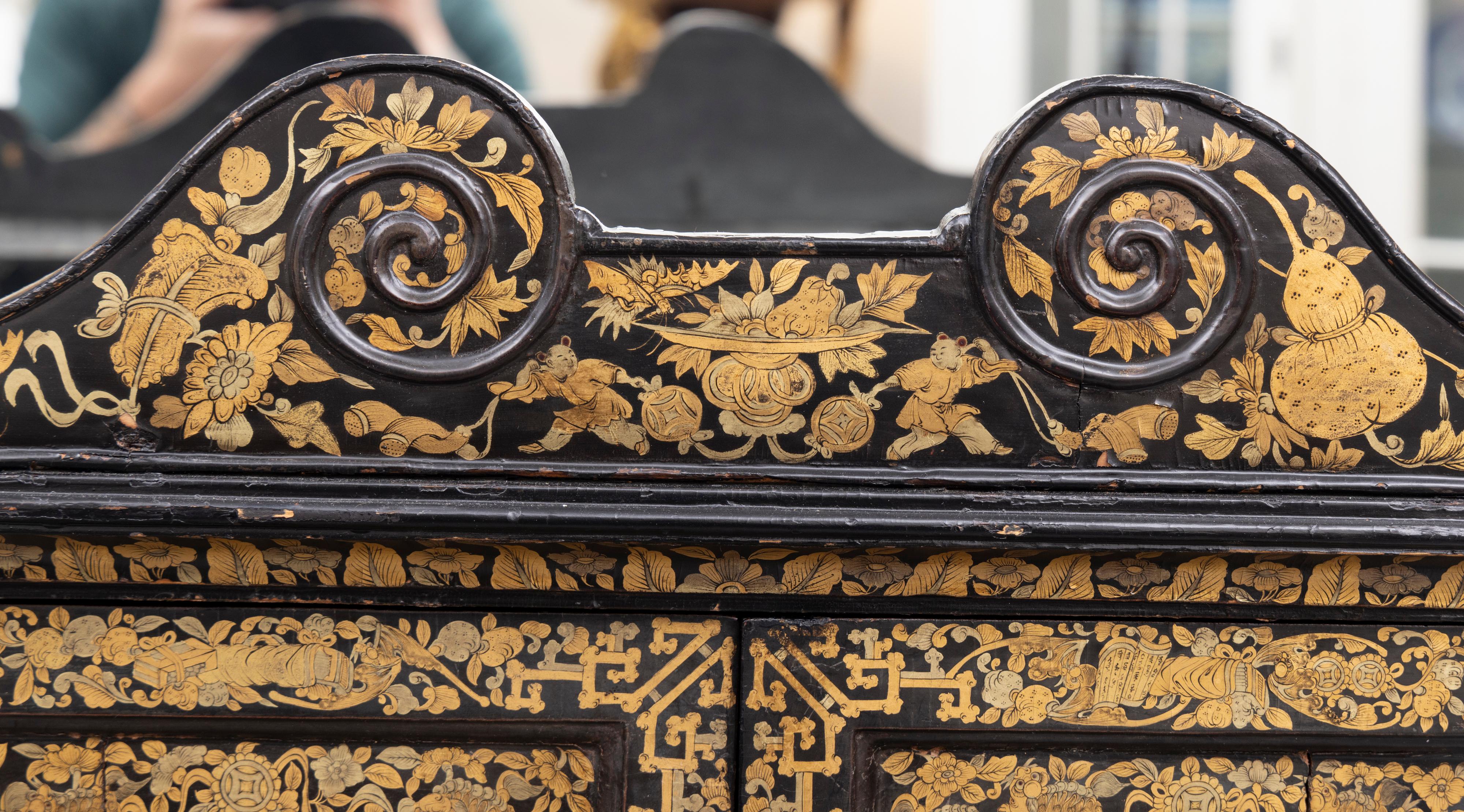 Bois Armoire de style Régence anglaise laquée noire avec chinoiseries dorées dans l'ensemble, vers1820 en vente