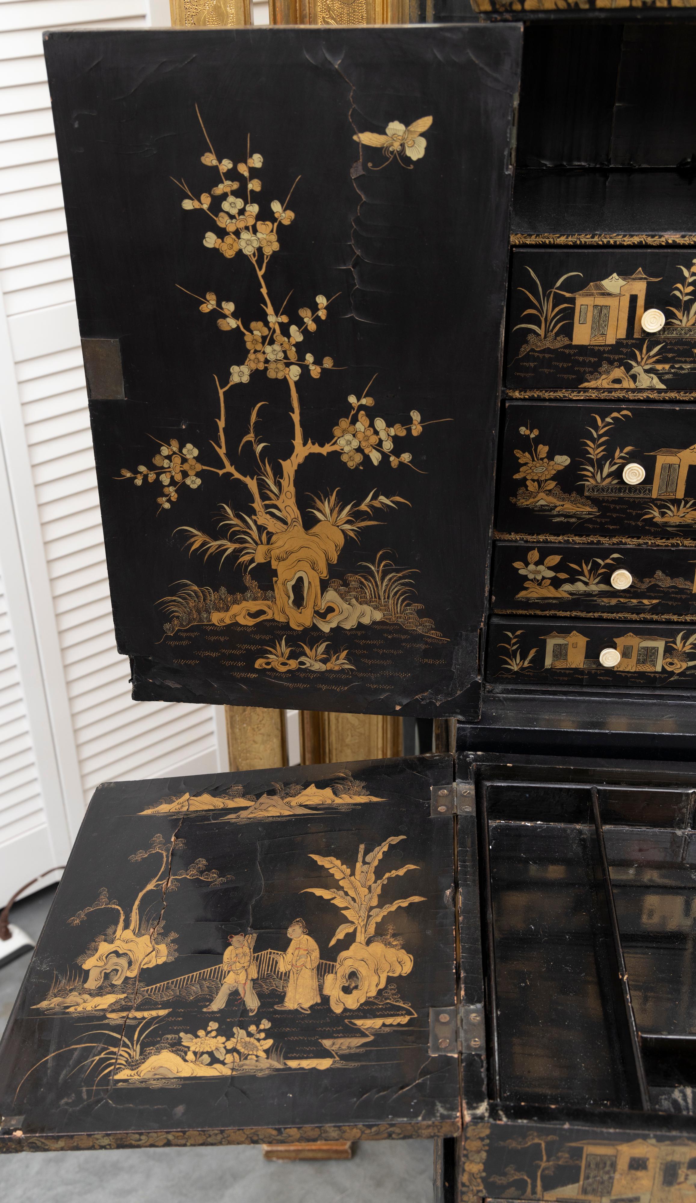 Armoire de style Régence anglaise laquée noire avec chinoiseries dorées dans l'ensemble, vers1820 en vente 1