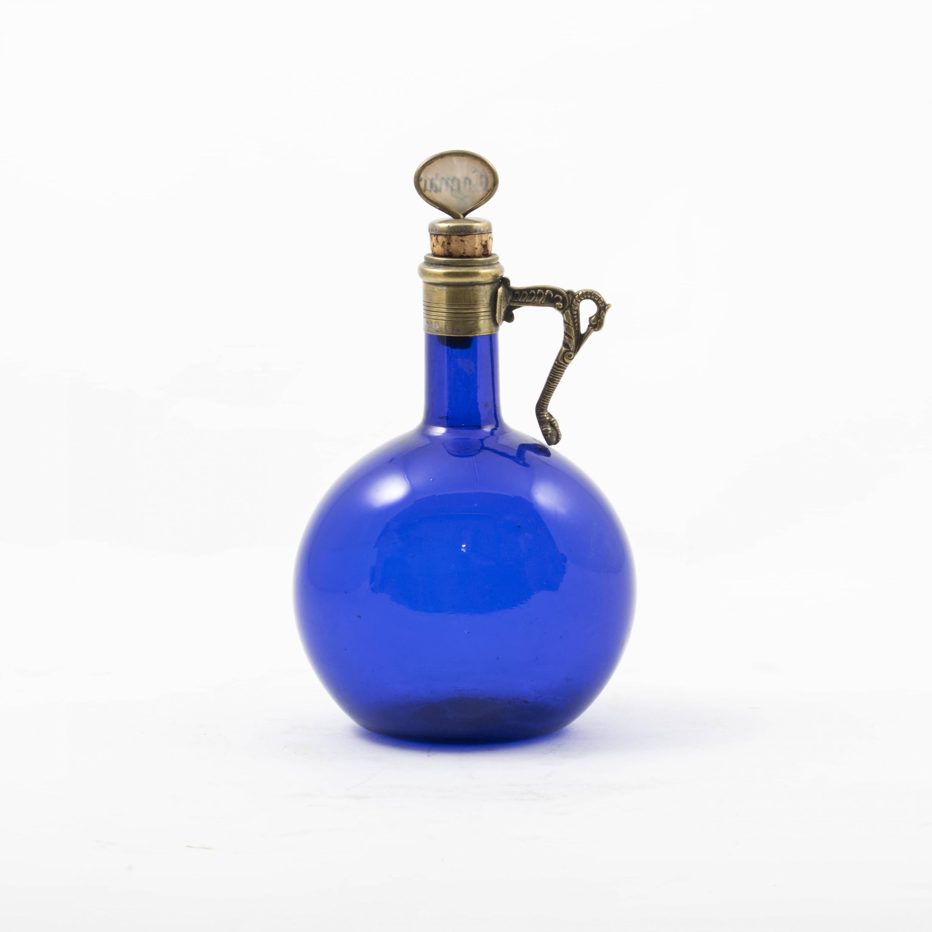 Regency Carafe anglaise de style Régence en verre bleu cognac en vente
