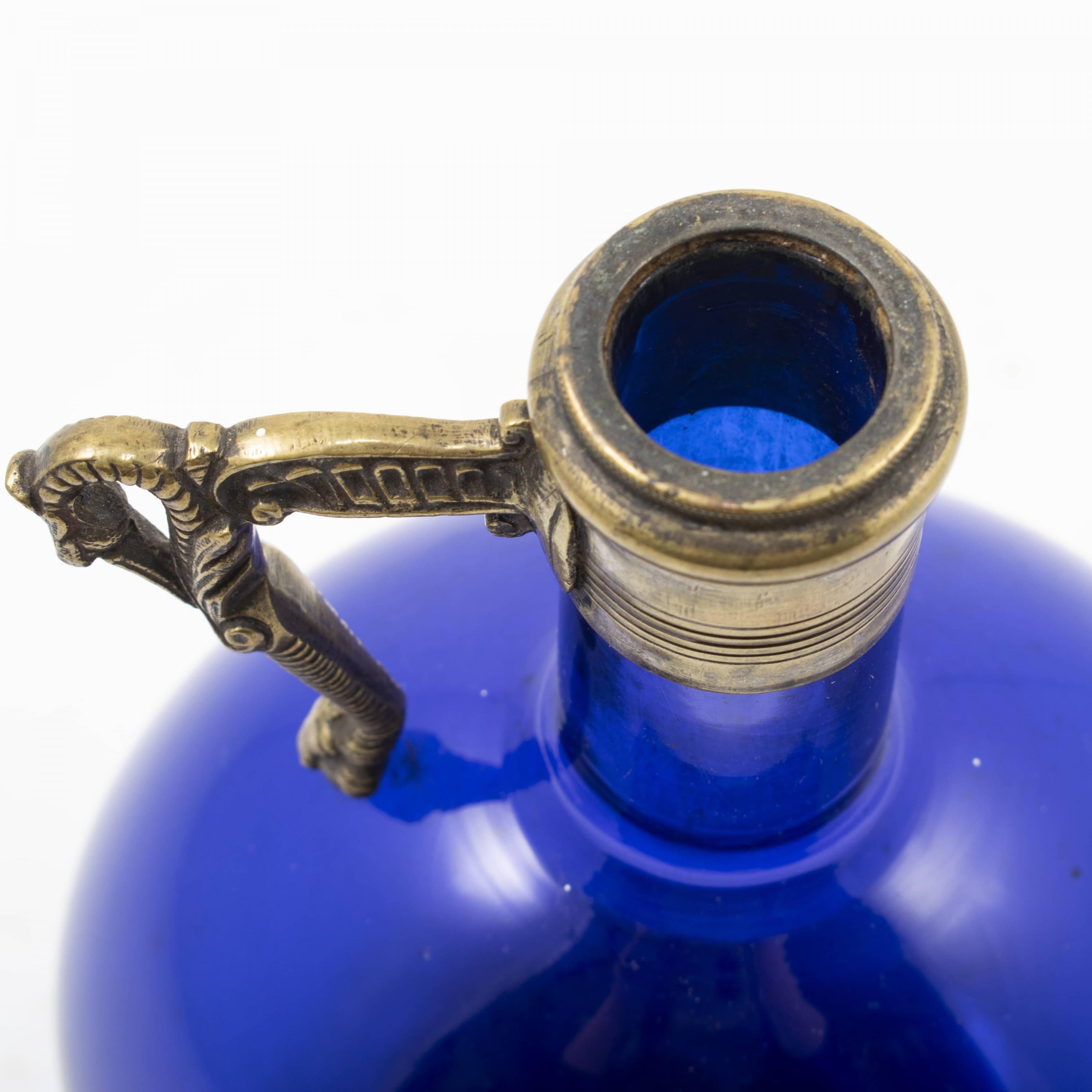 Bronze Carafe anglaise de style Régence en verre bleu cognac en vente