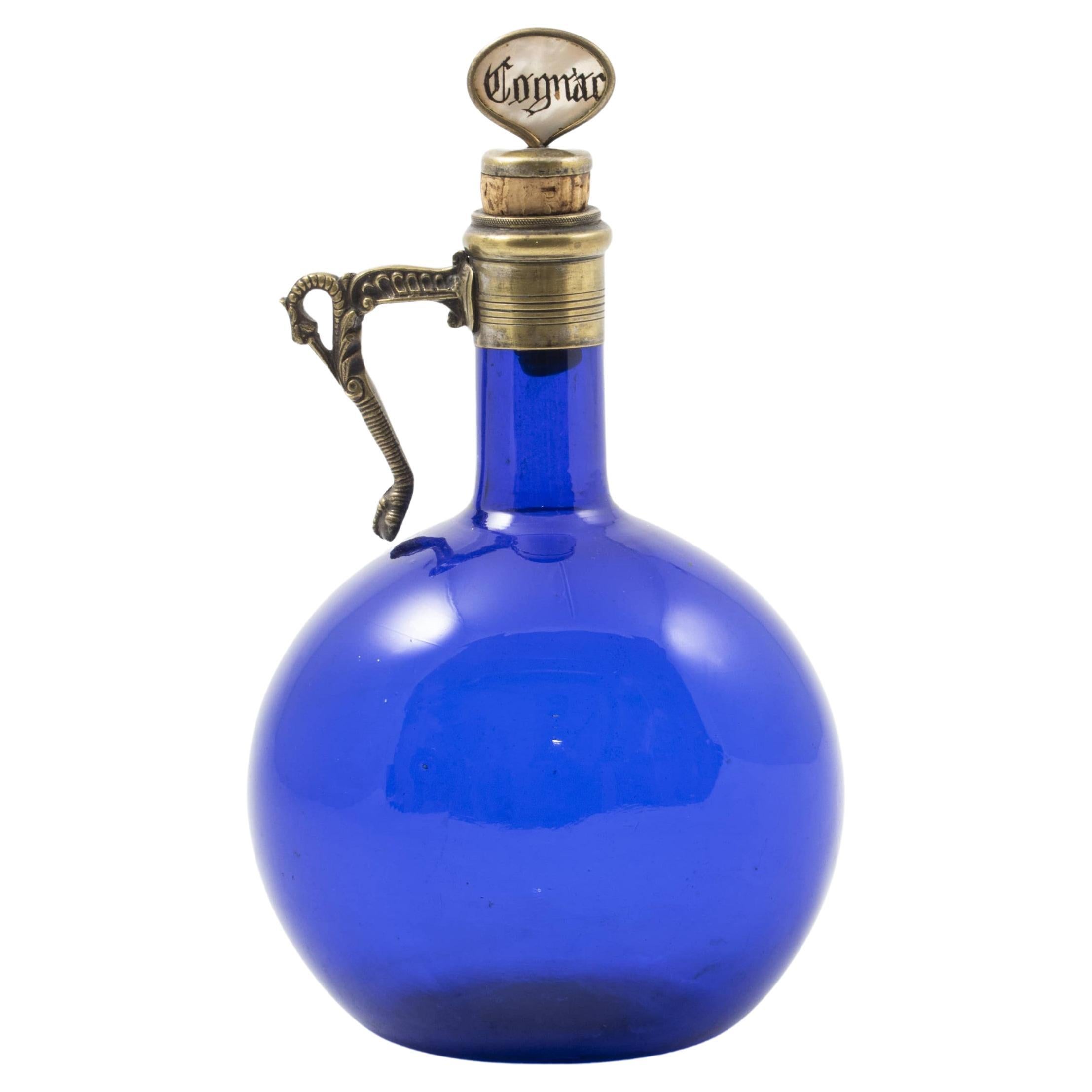 Carafe anglaise de style Régence en verre bleu cognac en vente