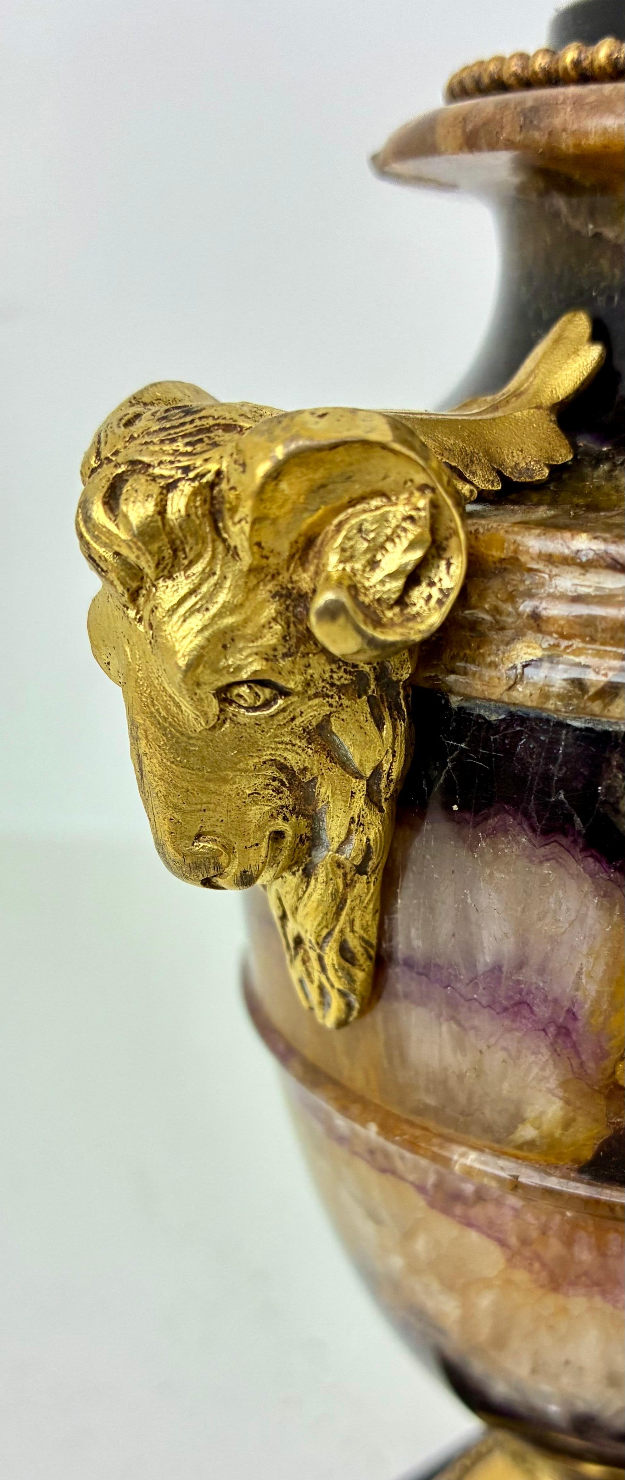 Urna inglese Regency Blue John, o Derbyshire Spar, con ornamento in ormolu in vendita 5