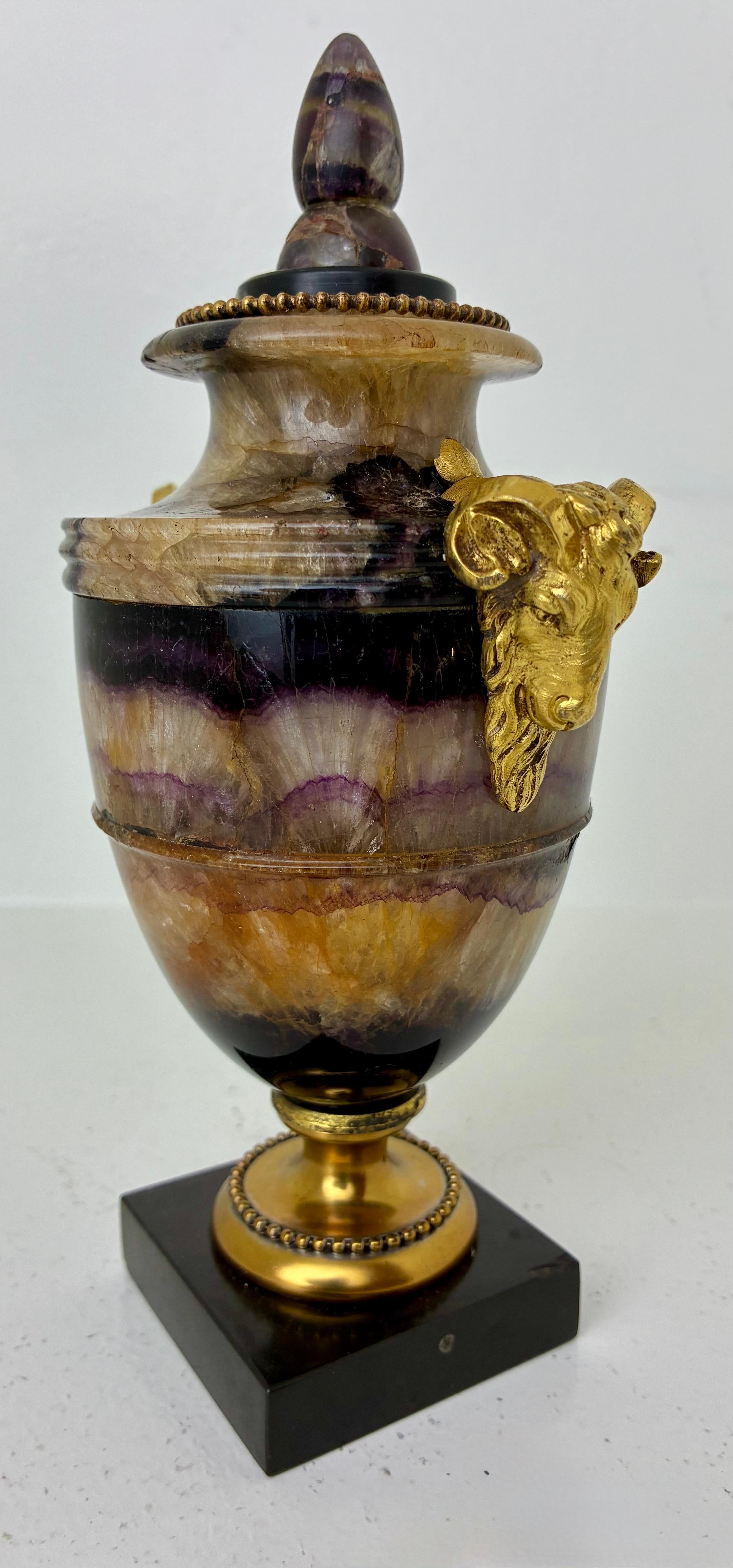 La Blue John, o Derbyshire Spar, è una rara pietra semipreziosa e l'unica varietà di fluorite a possedere qualità abbastanza significative da classificarla come gemma.  Estratto dalle miniere di Blue John e Cliff Cavern nel Derbyshire, in