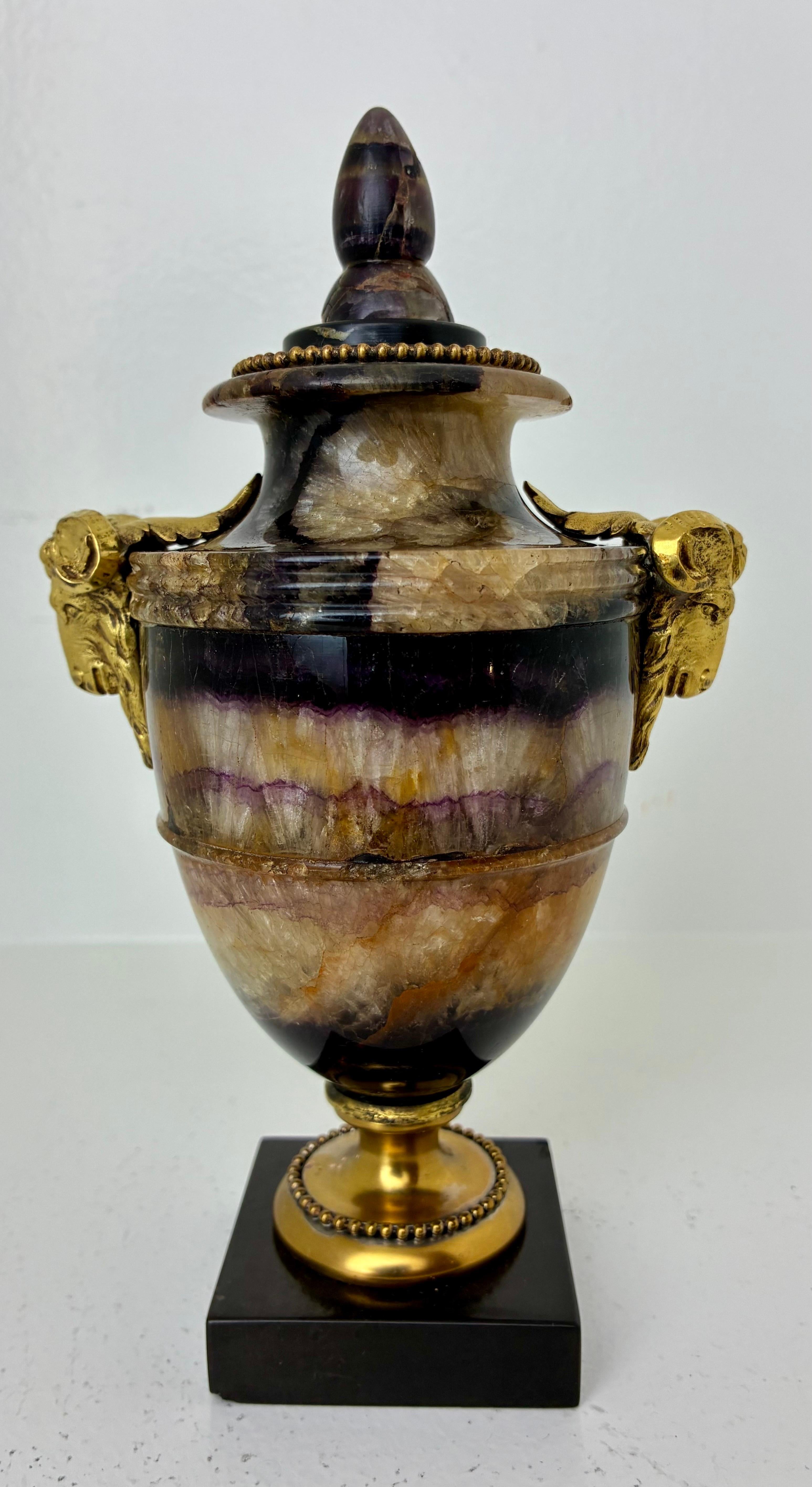 Urna inglese Regency Blue John, o Derbyshire Spar, con ornamento in ormolu In condizioni buone in vendita a Pittsburgh, PA