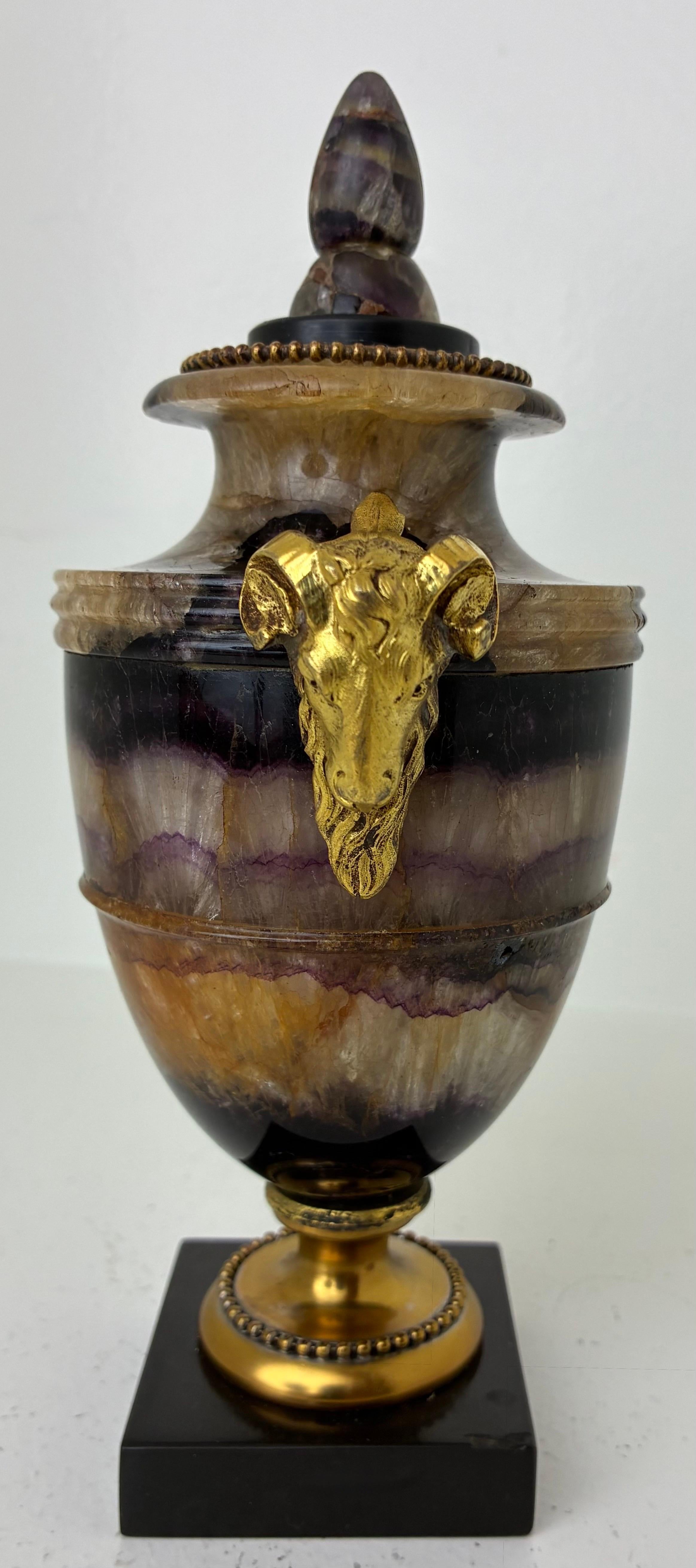 XIX secolo Urna inglese Regency Blue John, o Derbyshire Spar, con ornamento in ormolu in vendita