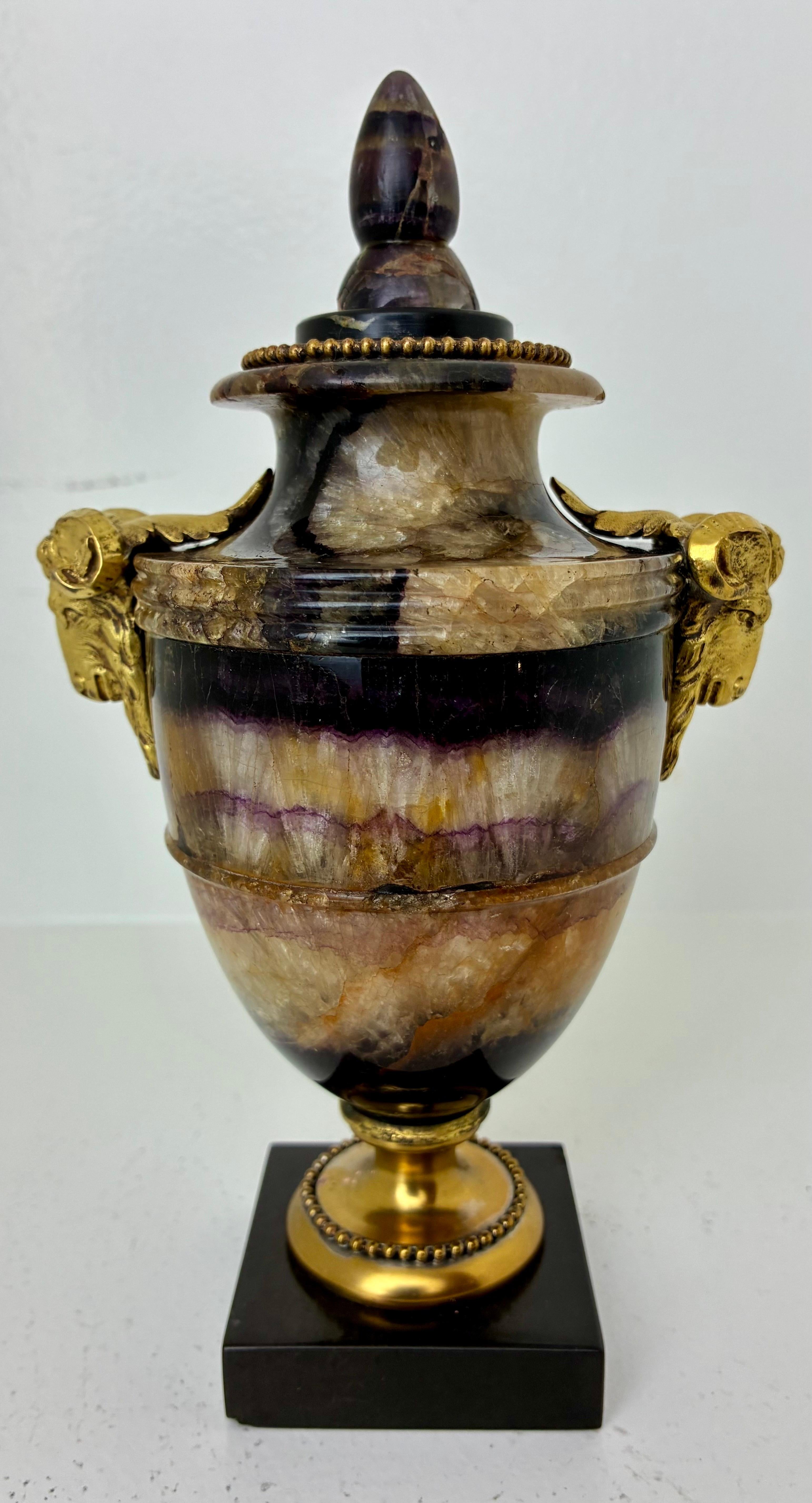 Altro Urna inglese Regency Blue John, o Derbyshire Spar, con ornamento in ormolu in vendita