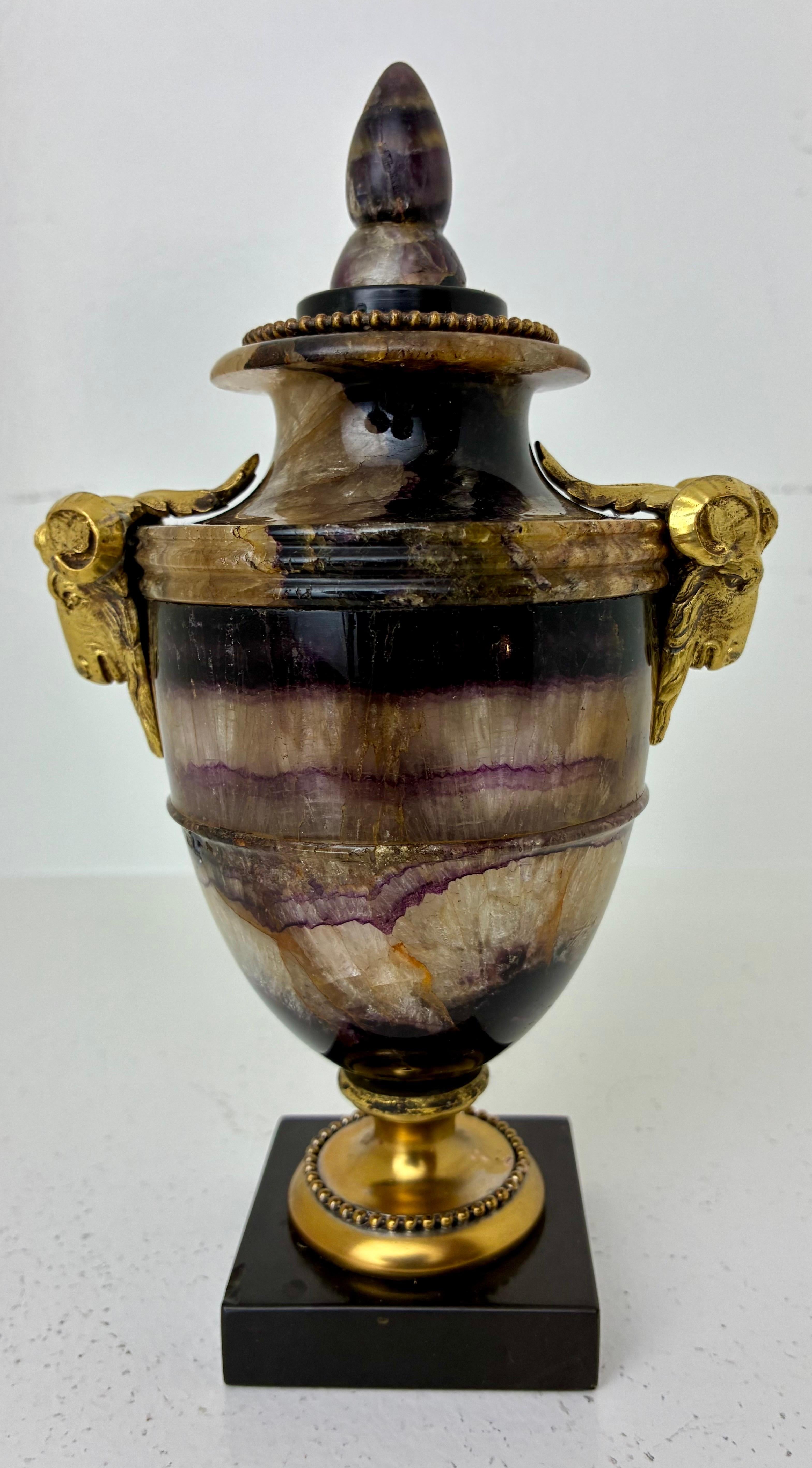 Urna inglese Regency Blue John, o Derbyshire Spar, con ornamento in ormolu in vendita 1