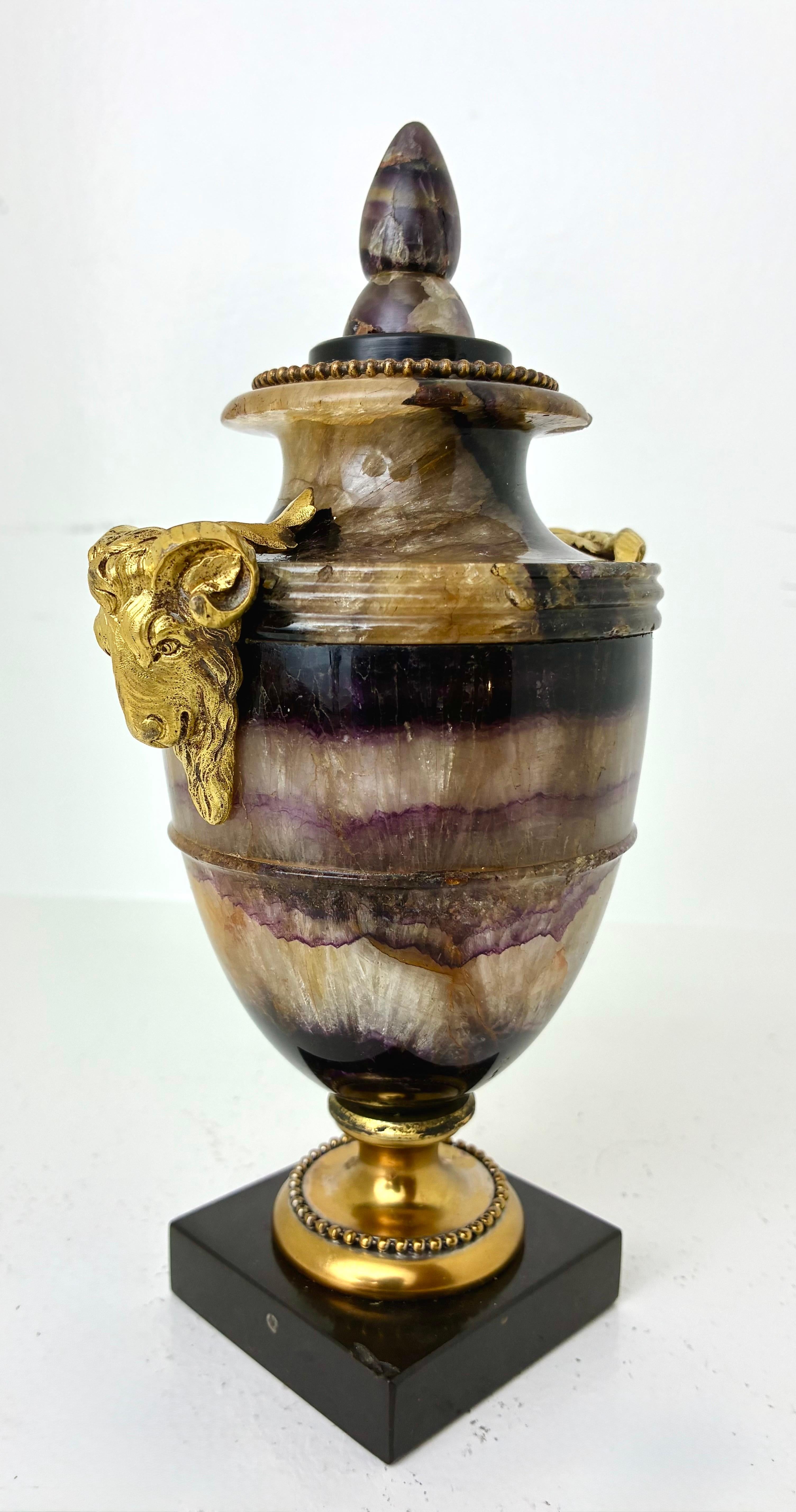 Urna inglese Regency Blue John, o Derbyshire Spar, con ornamento in ormolu in vendita 2