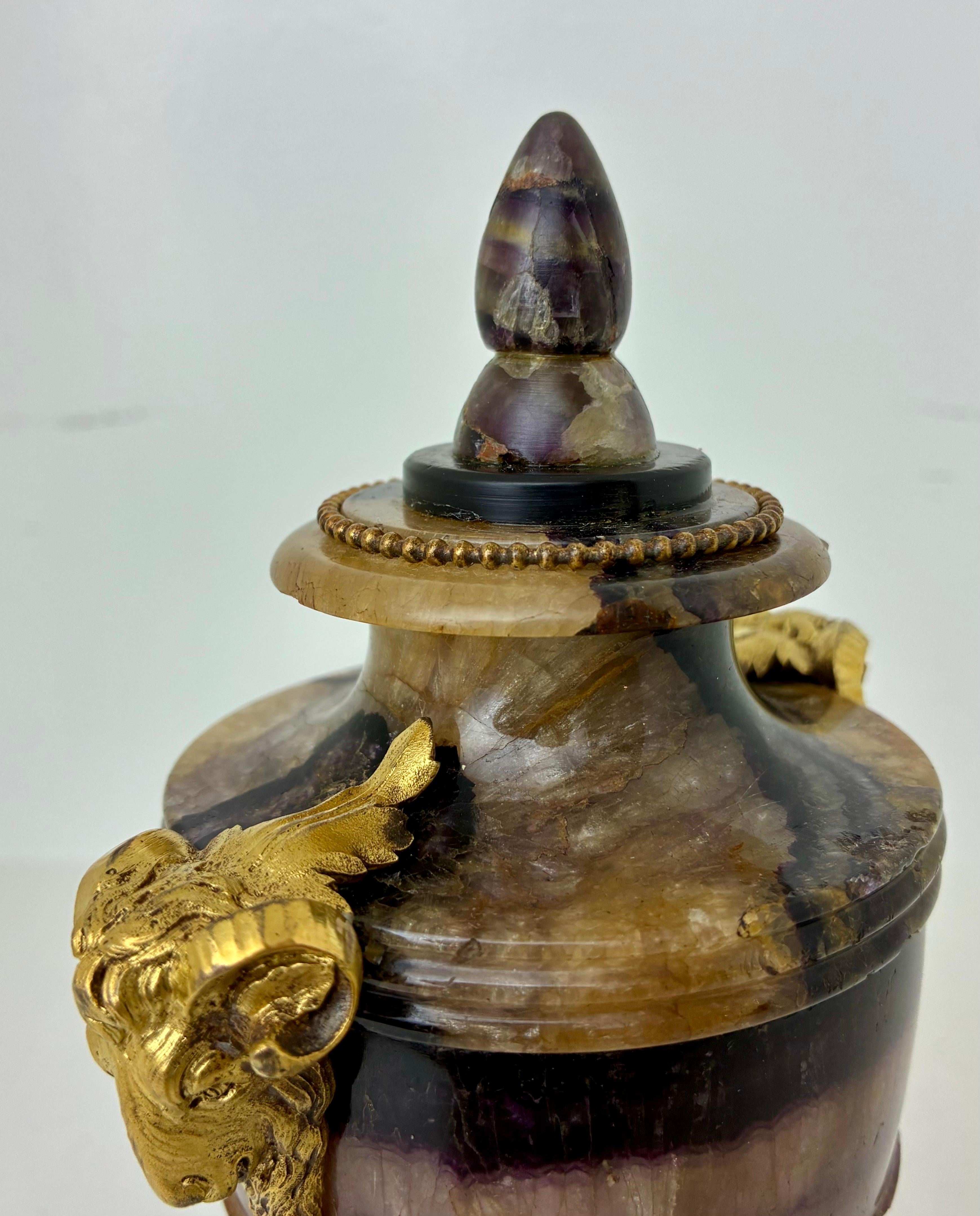 Urna inglese Regency Blue John, o Derbyshire Spar, con ornamento in ormolu in vendita 3