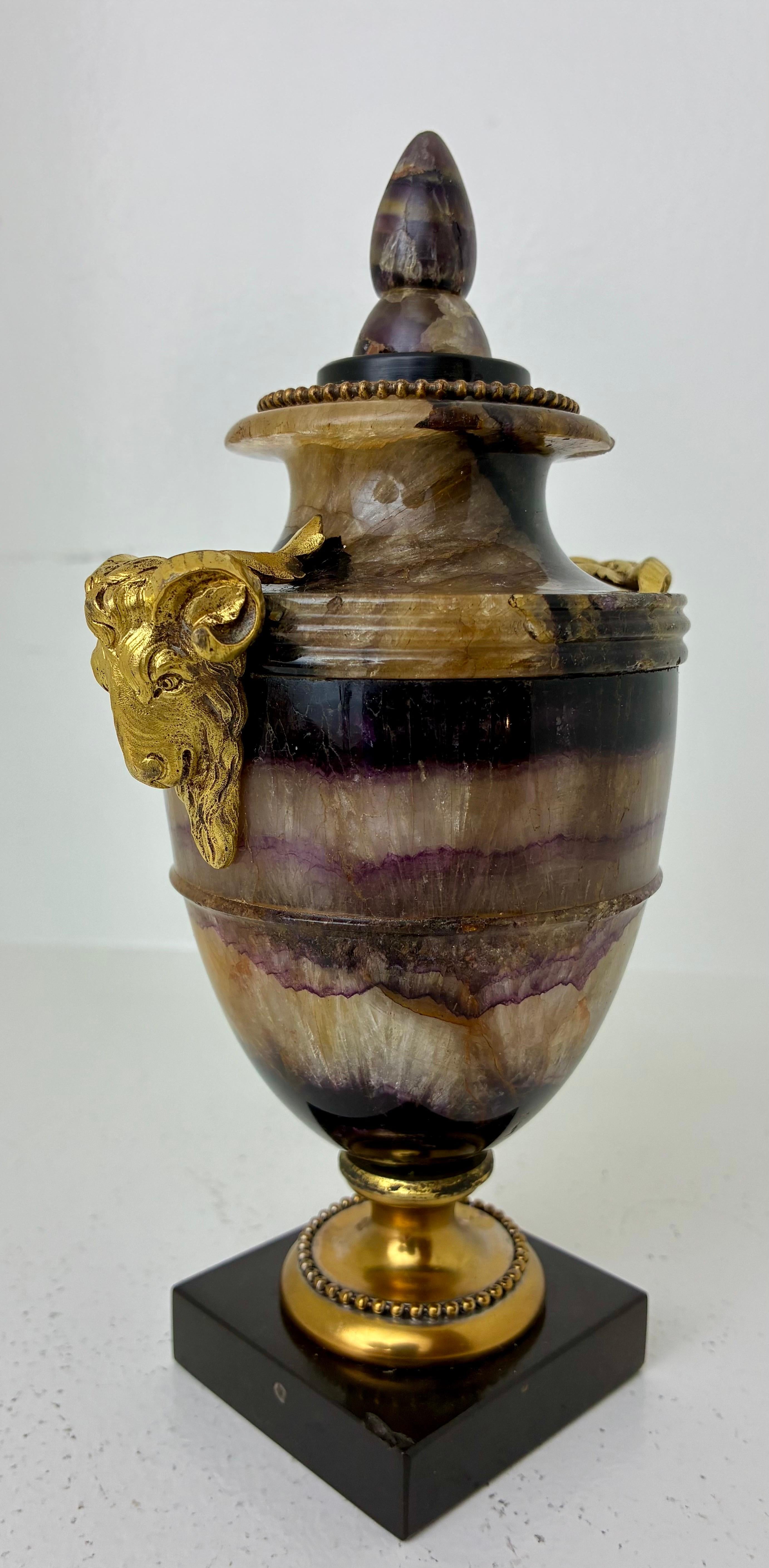 Urna inglese Regency Blue John, o Derbyshire Spar, con ornamento in ormolu in vendita 4