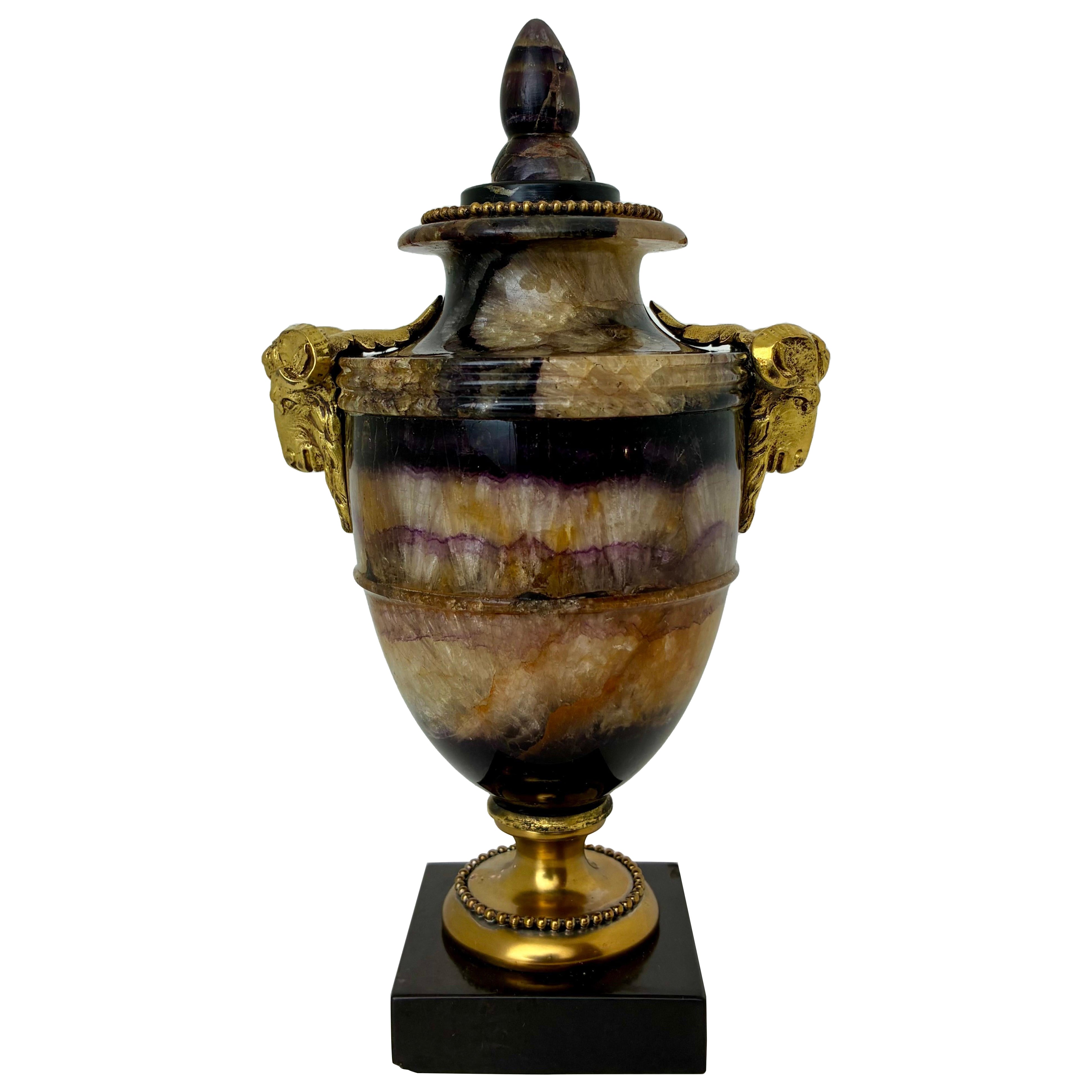 Urna inglese Regency Blue John, o Derbyshire Spar, con ornamento in ormolu in vendita
