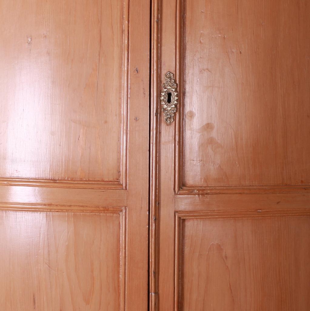 Englischer Eckschrank im Regency-Stil mit Bogenfront (George IV.) im Angebot
