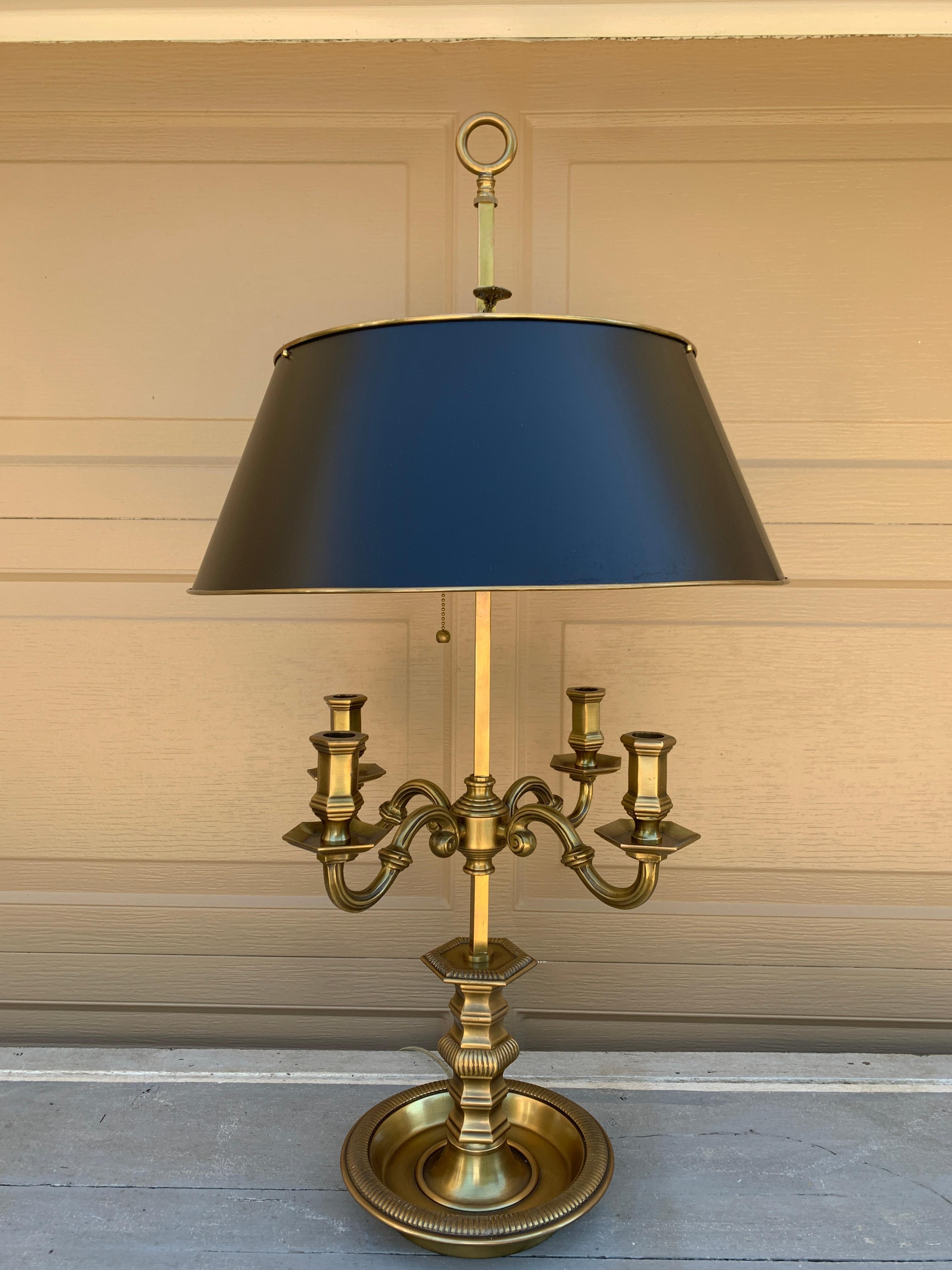 A gorgeous English Regency style solid brass bouillotte lamp with black tole shade

By Visual Comfort

USA, Late 20th Century

Measures: 18.5