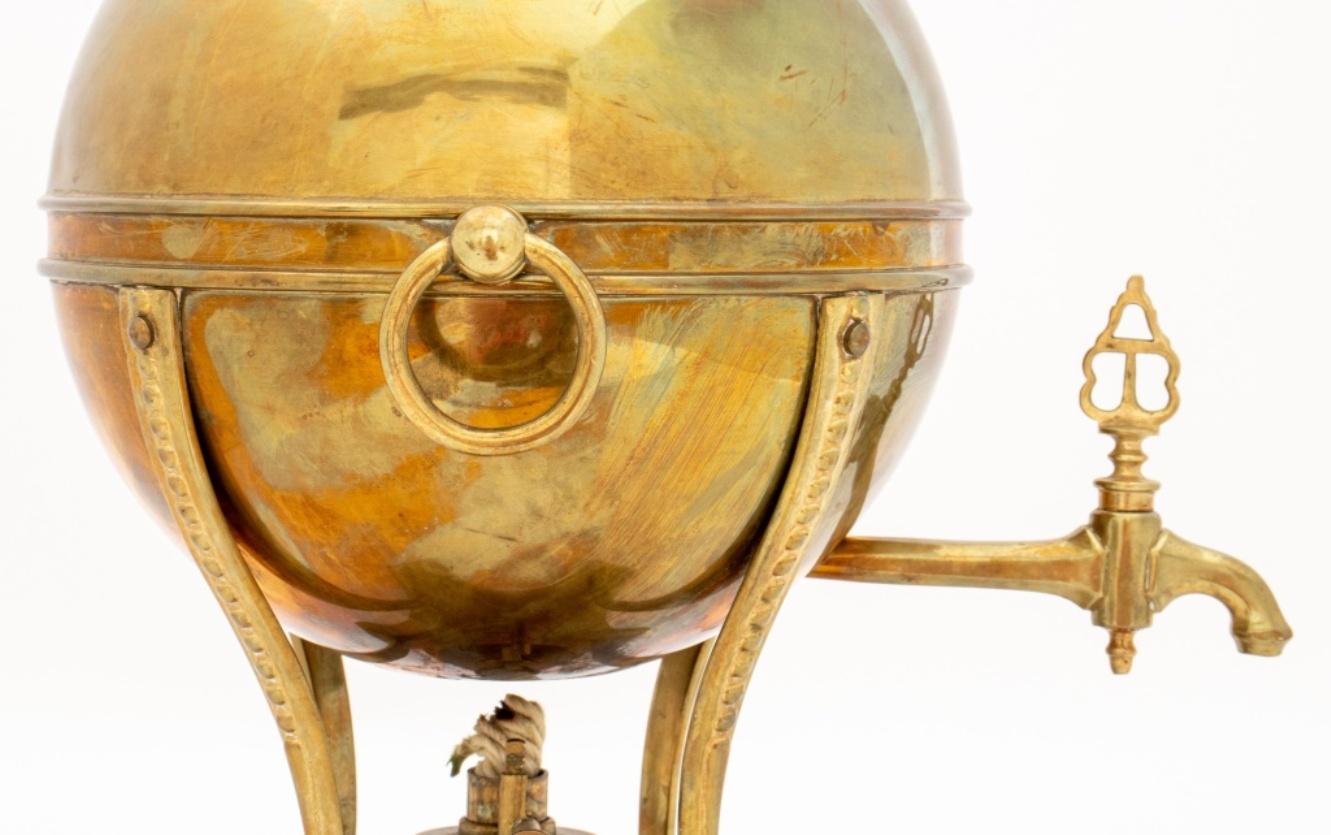 English Regency Brass Hot Water Urn In Good Condition For Sale In New York, NY