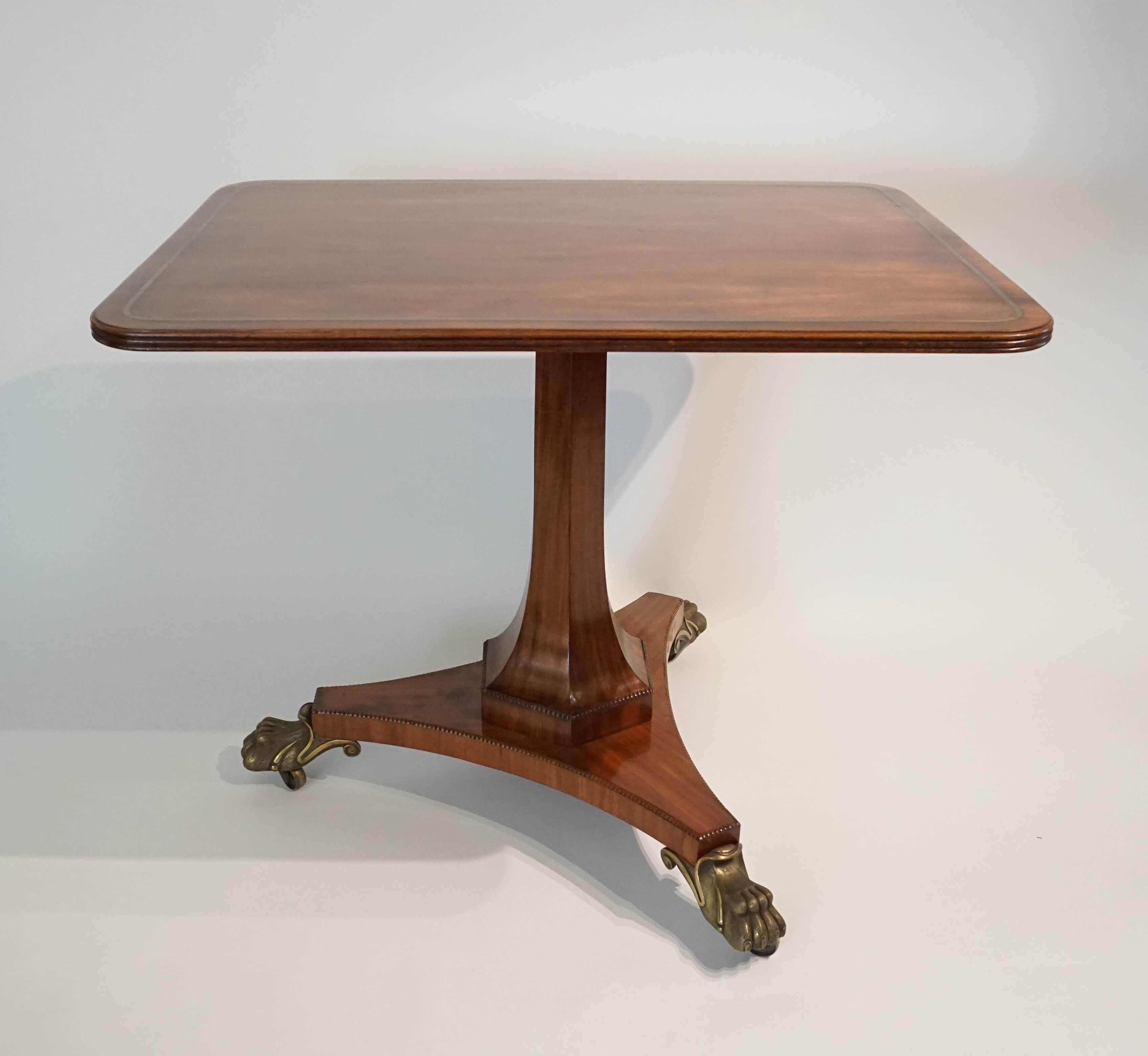 Table à plateau basculant en acajou incrusté de laiton de style Régence anglaise, vers 1820 en vente 3