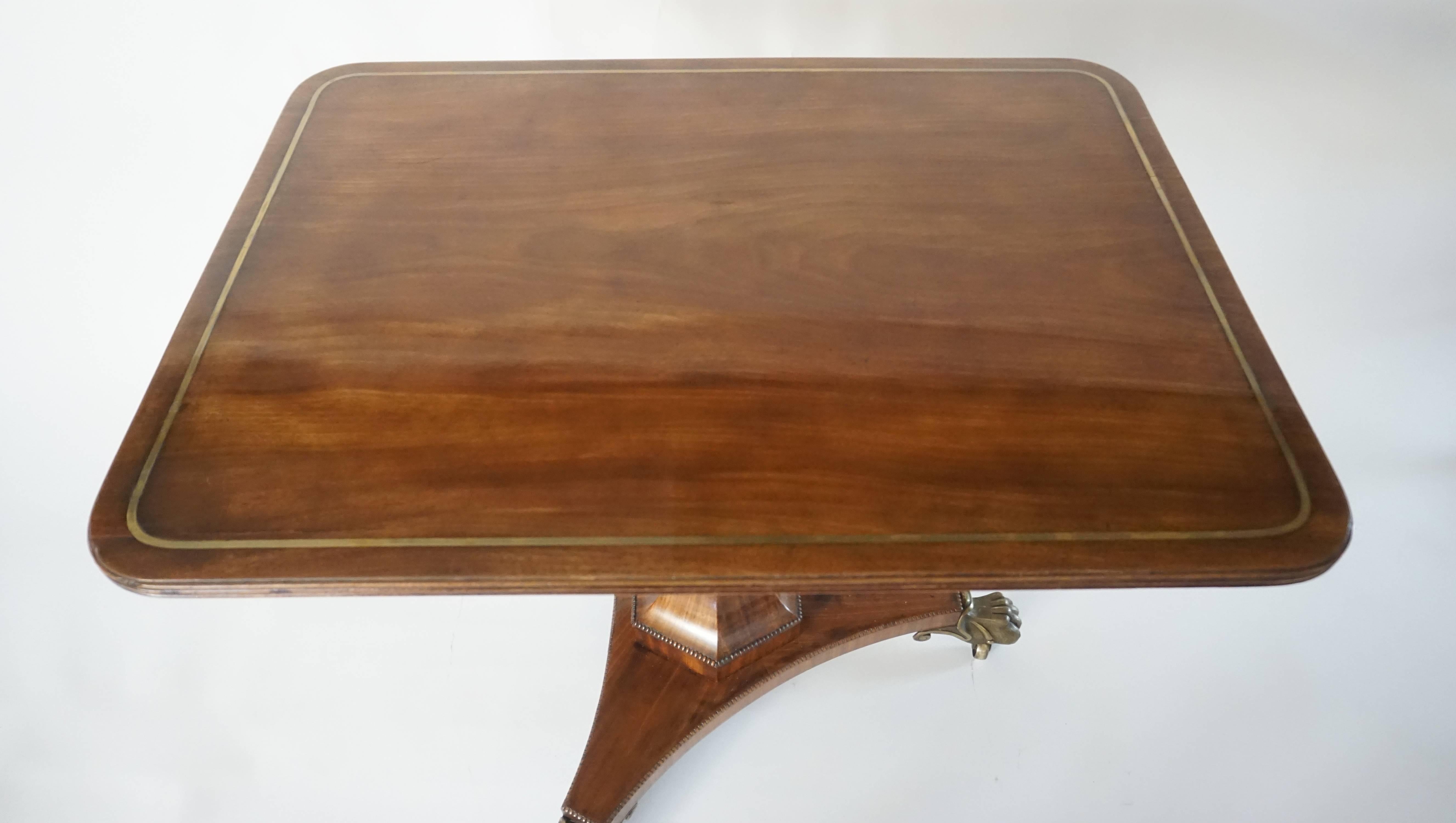 Englischer Regency-Tisch aus Mahagoni mit Messingintarsien und Klappplatte, um 1820 im Angebot 1