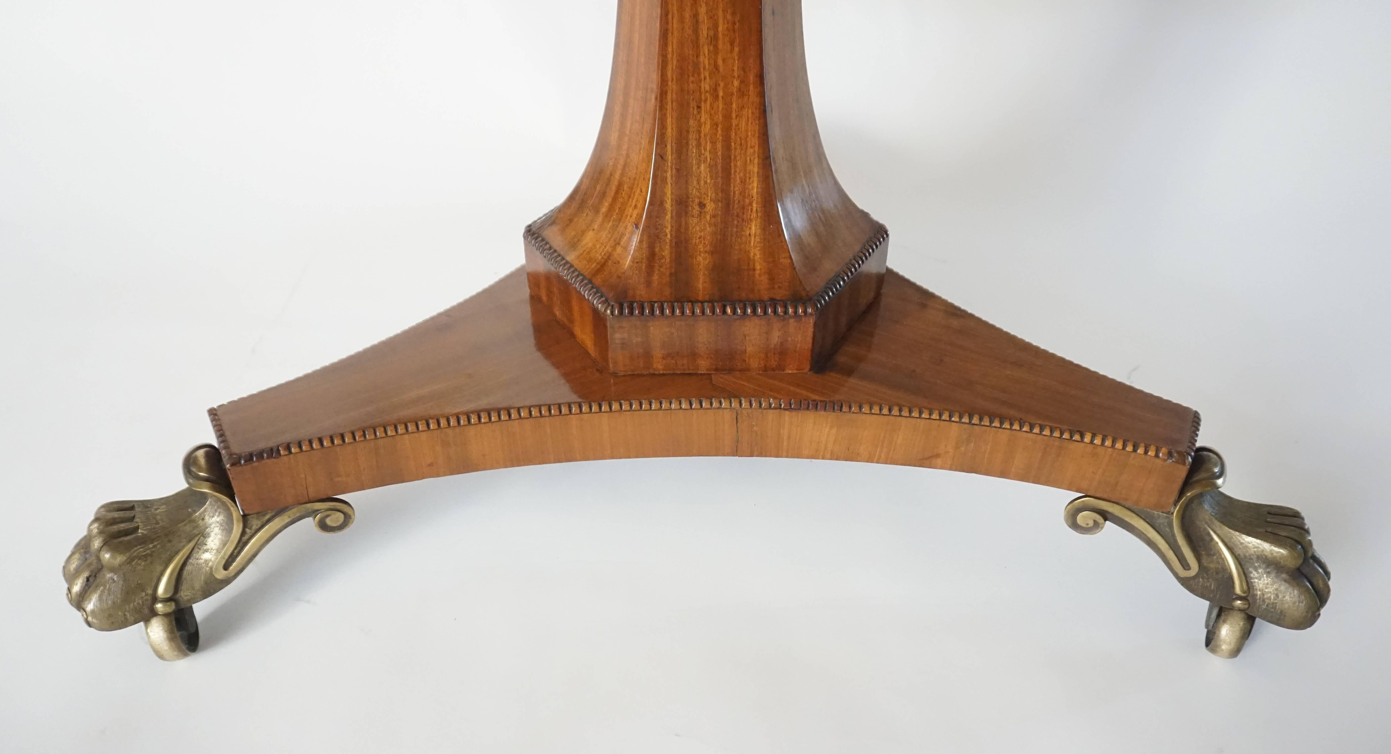 XIXe siècle Table à plateau basculant en acajou incrusté de laiton de style Régence anglaise, vers 1820 en vente