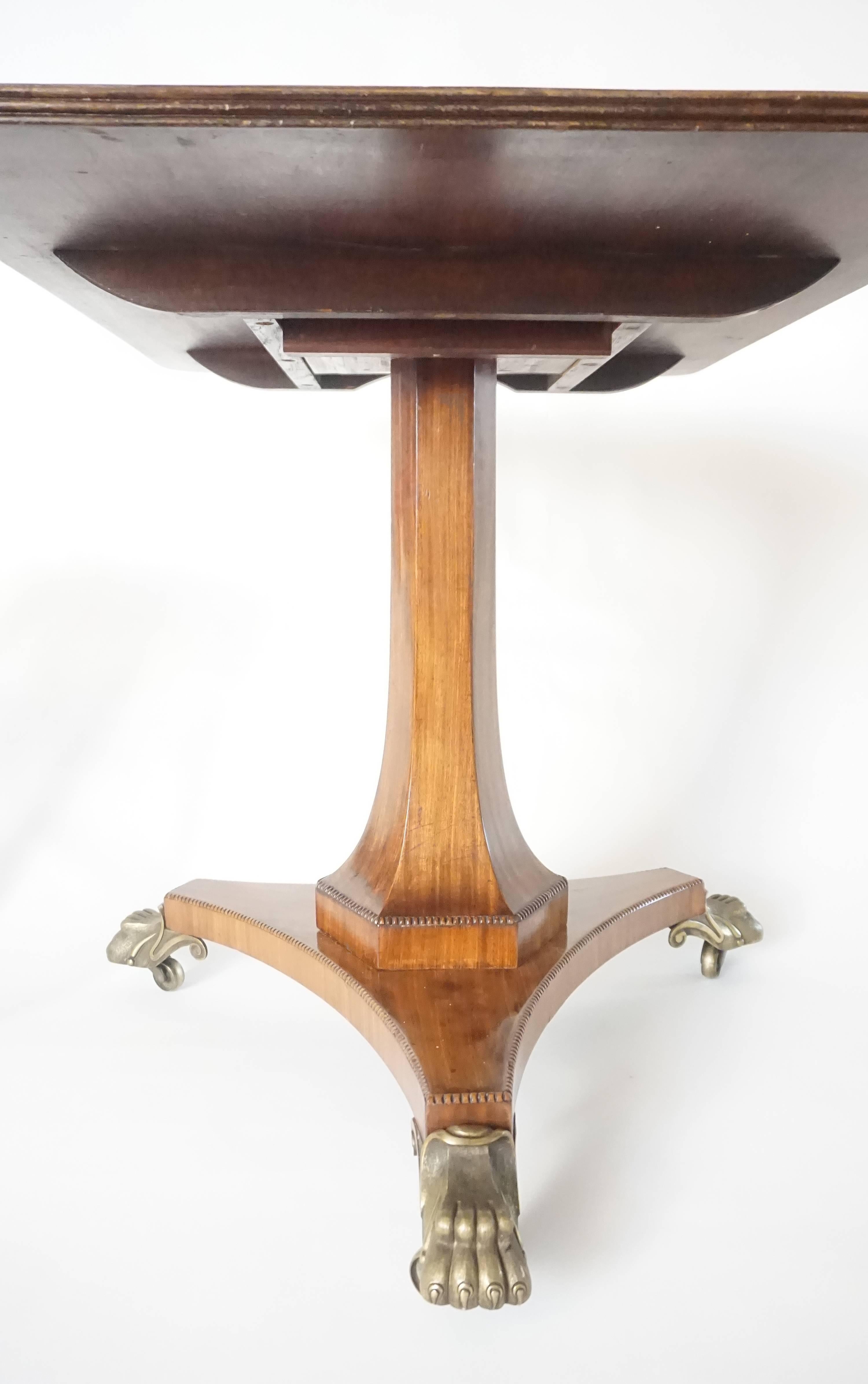 Table à plateau basculant en acajou incrusté de laiton de style Régence anglaise, vers 1820 en vente 1