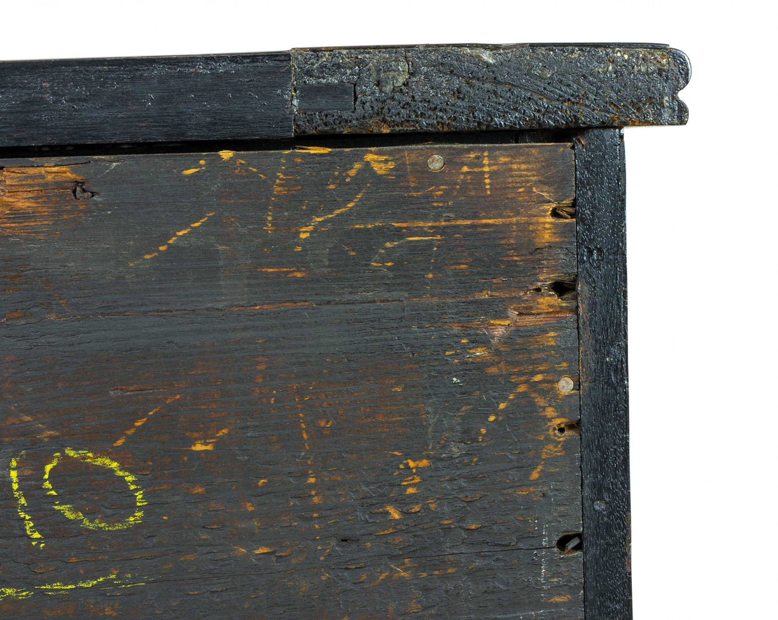 Englischer Regency-Schrank (1. Quartal 19. Jh.) aus Palisanderholz mit einer Schublade über 2 Türen mit Messinggitter und Seitenteilen mit Seidenstofffutter, geriffelten Pilasterseiten und erhöhten Kugelfüßen.
     