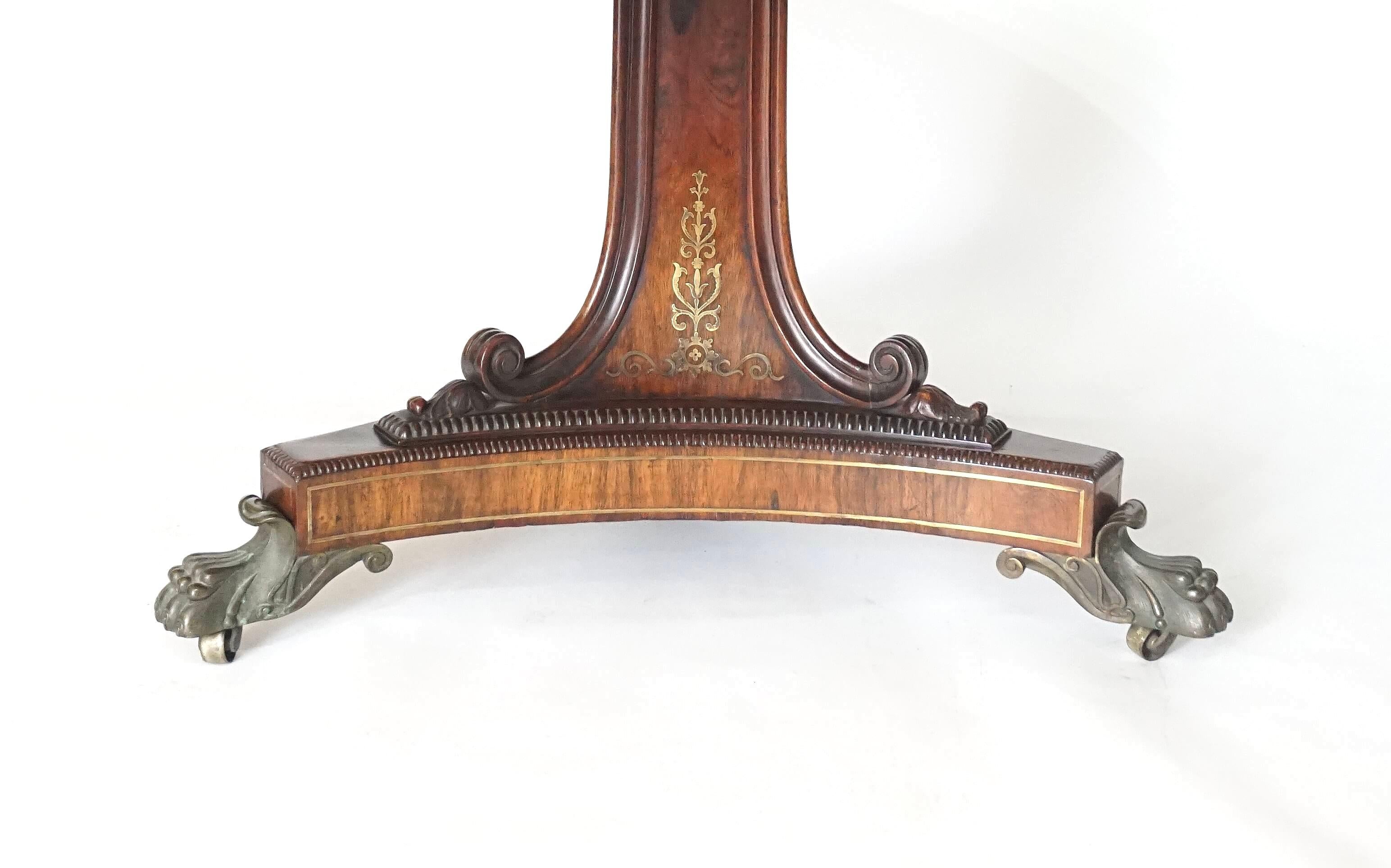 Regency Table centrale de style Régence anglaise à plateau basculant en bois de rose incrusté de laiton, vers 1820 en vente