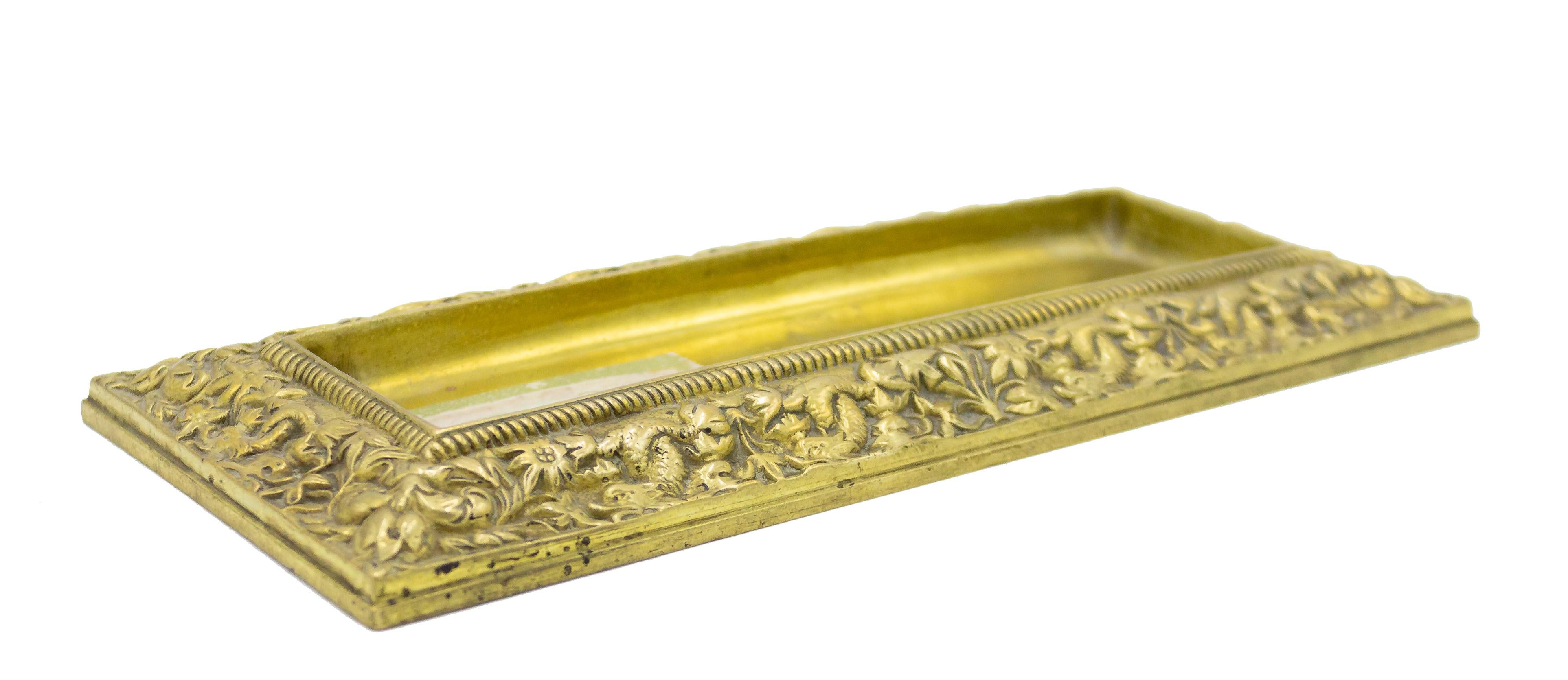 Plumier rectangulaire en bronze de style Régence anglaise (19e siècle) avec bordure en relief de dauphins et de fleurs.