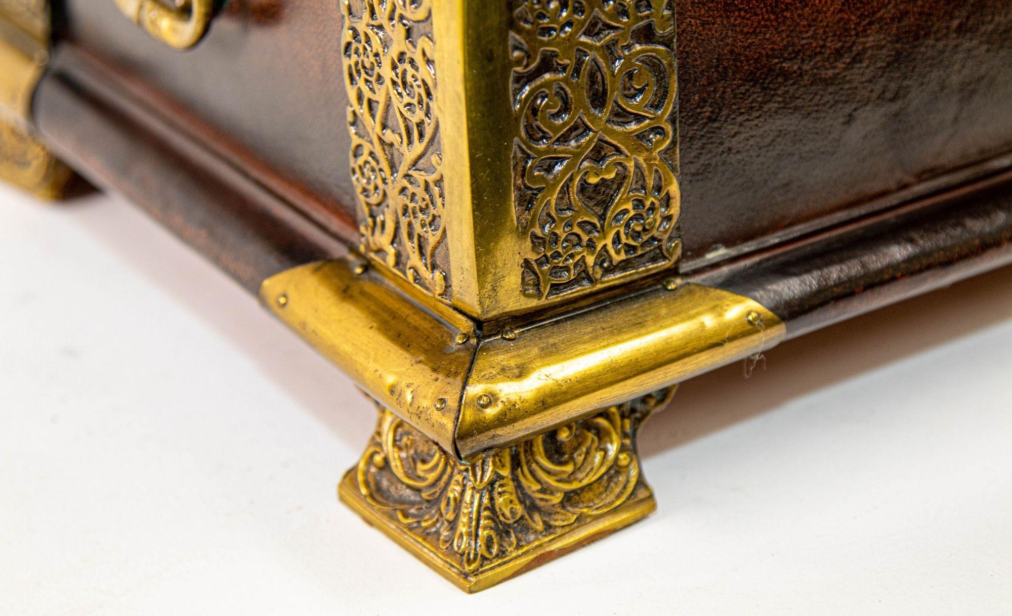 English  Regency Brown Wrapped Leather Brass Footed Table Box with Handles In Good Condition For Sale In North Hollywood, CA