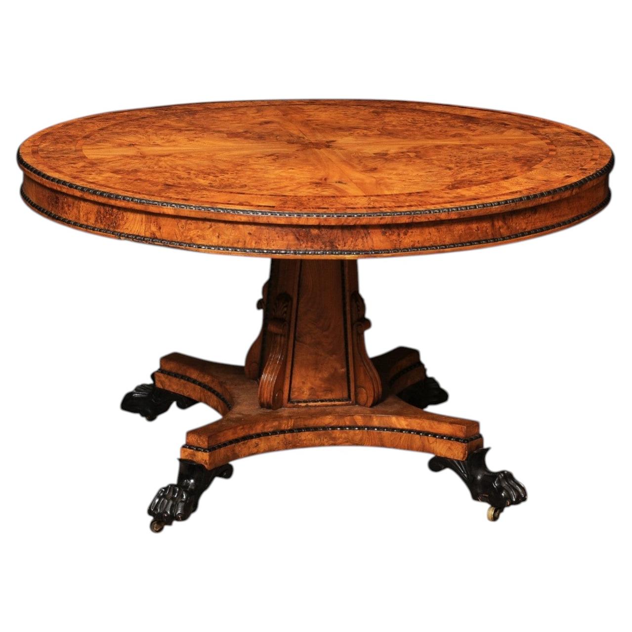 Table basse de style Régence anglaise en orme figuré, avec bandes transversales et détails ébonisés en vente