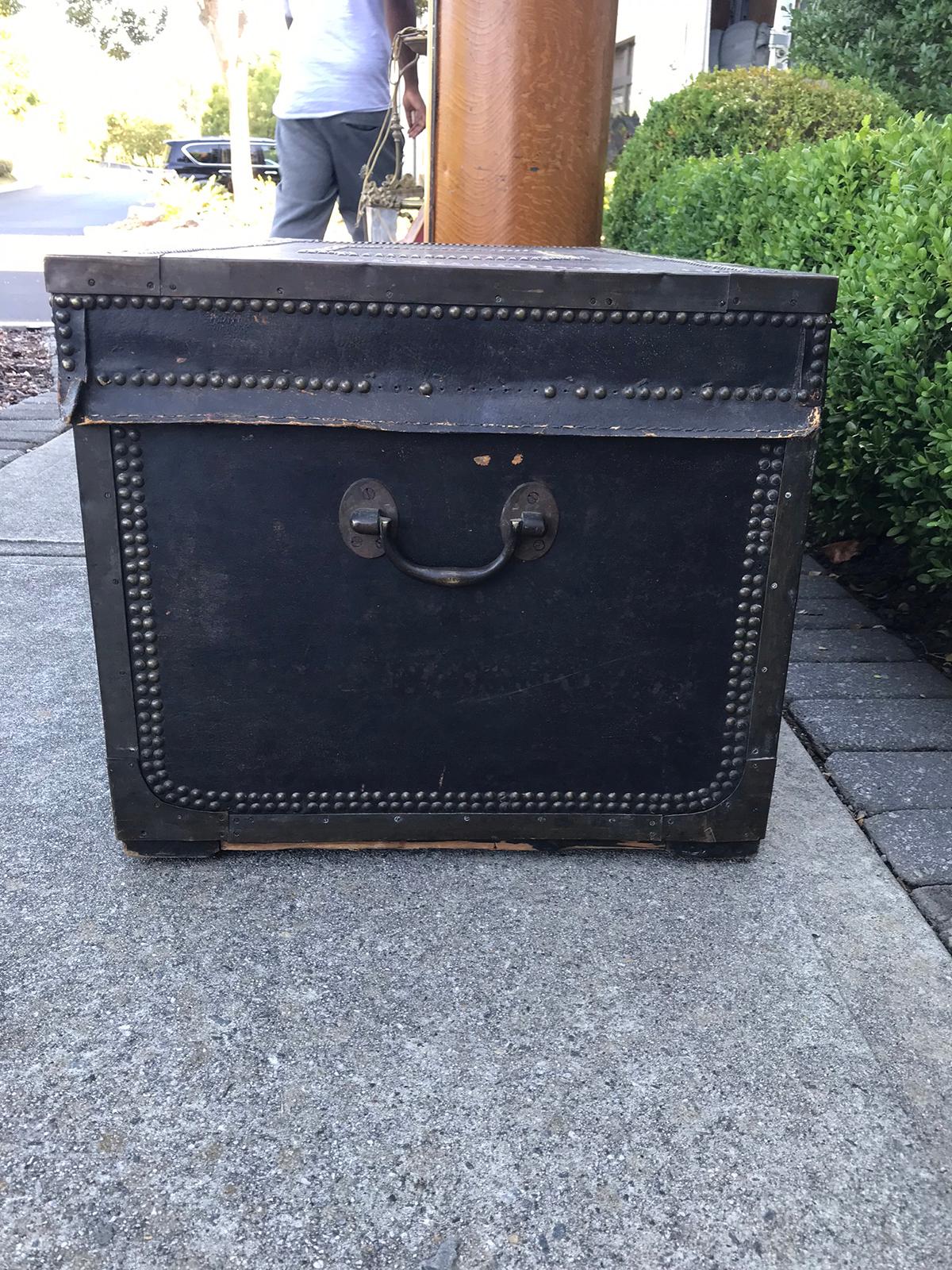 Early 19th Century English Regency Camphor Wood and Black Leather Covered Trunk, circa 1810s-1820s For Sale