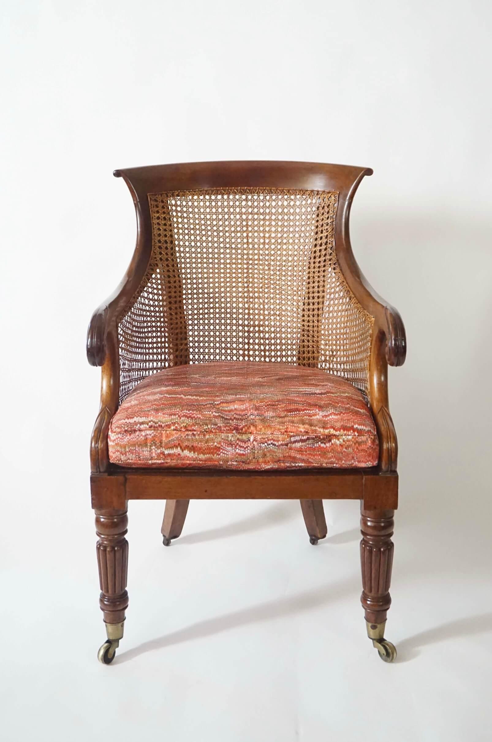 Englischer Regency-Sessel oder Bergere aus Mahagoni mit Caned, um 1830 (Handgeschnitzt) im Angebot