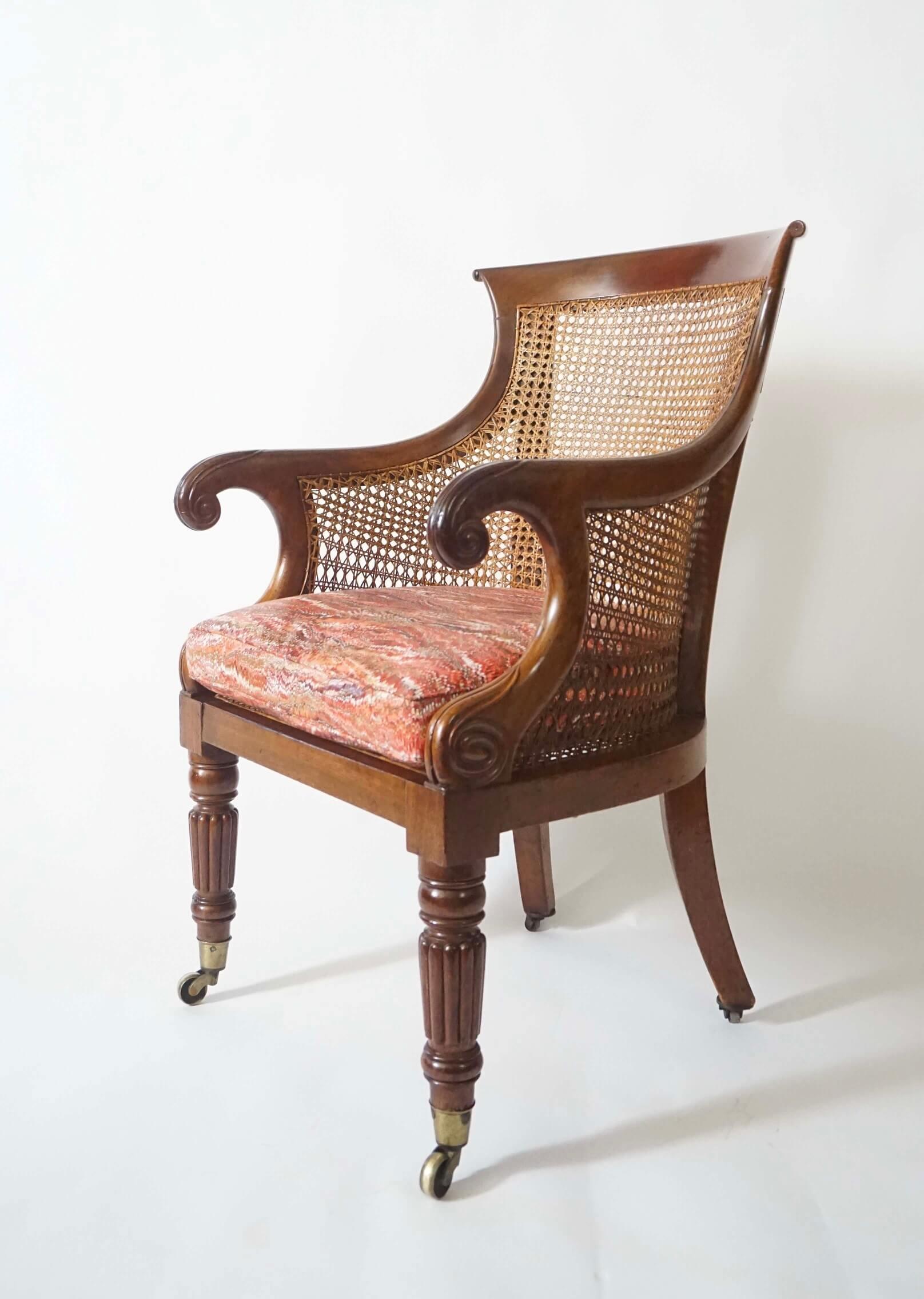 Englischer Regency-Sessel oder Bergere aus Mahagoni mit Caned, um 1830 im Zustand „Gut“ im Angebot in Kinderhook, NY