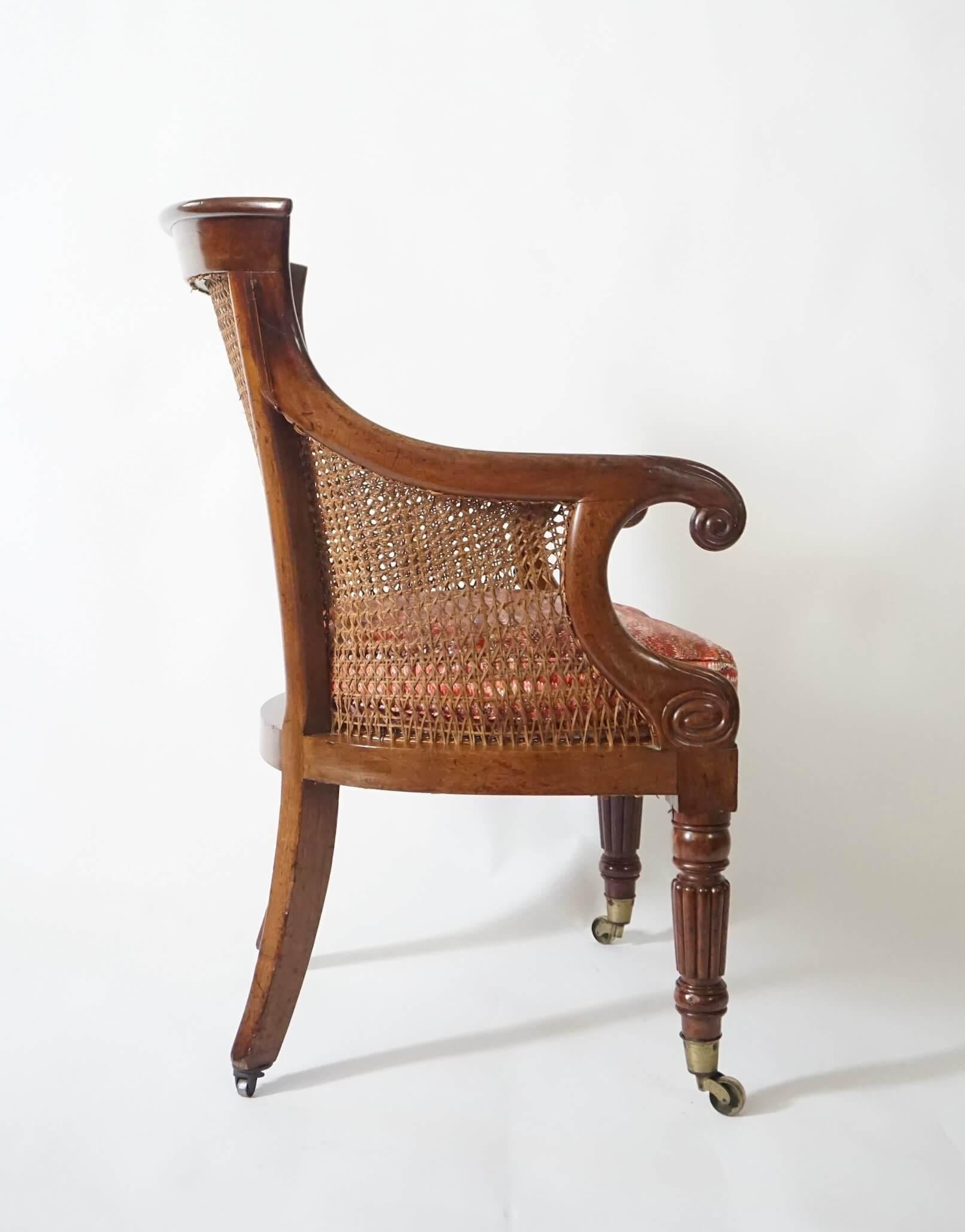 Englischer Regency-Sessel oder Bergere aus Mahagoni mit Caned, um 1830 (19. Jahrhundert) im Angebot