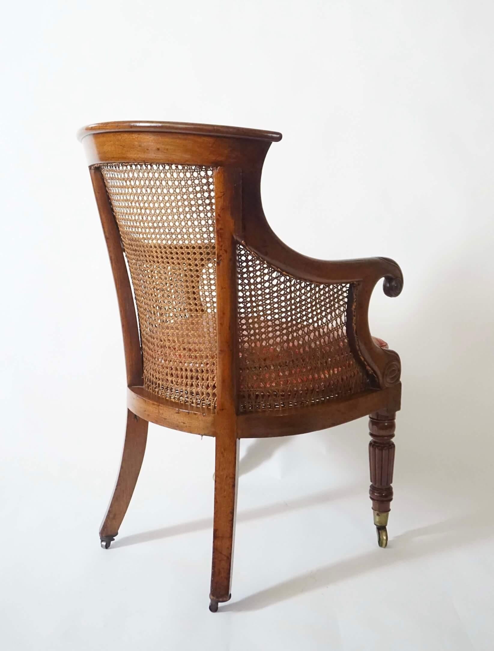 Englischer Regency-Sessel oder Bergere aus Mahagoni mit Caned, um 1830 (Messing) im Angebot