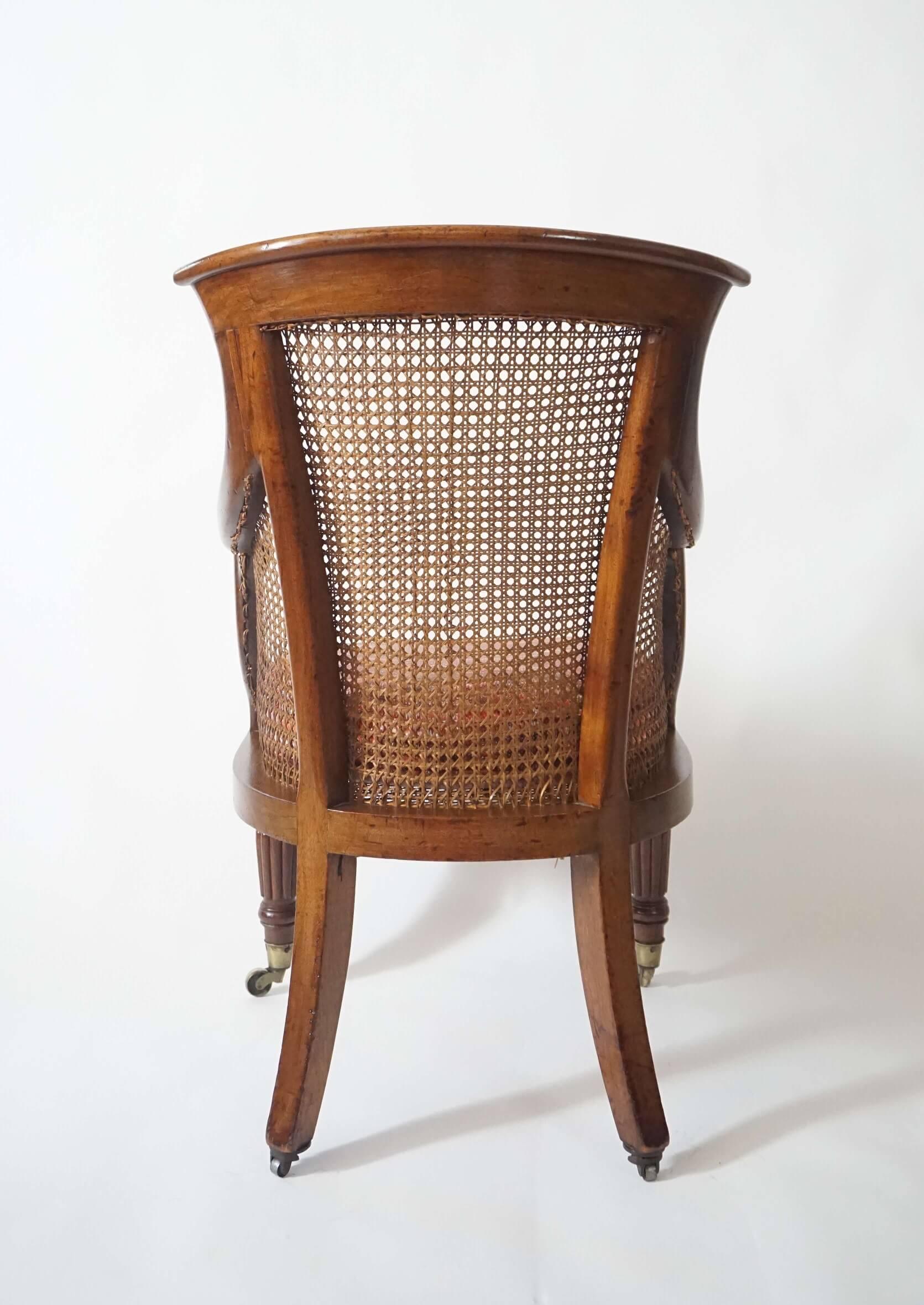 Englischer Regency-Sessel oder Bergere aus Mahagoni mit Caned, um 1830 im Angebot 1