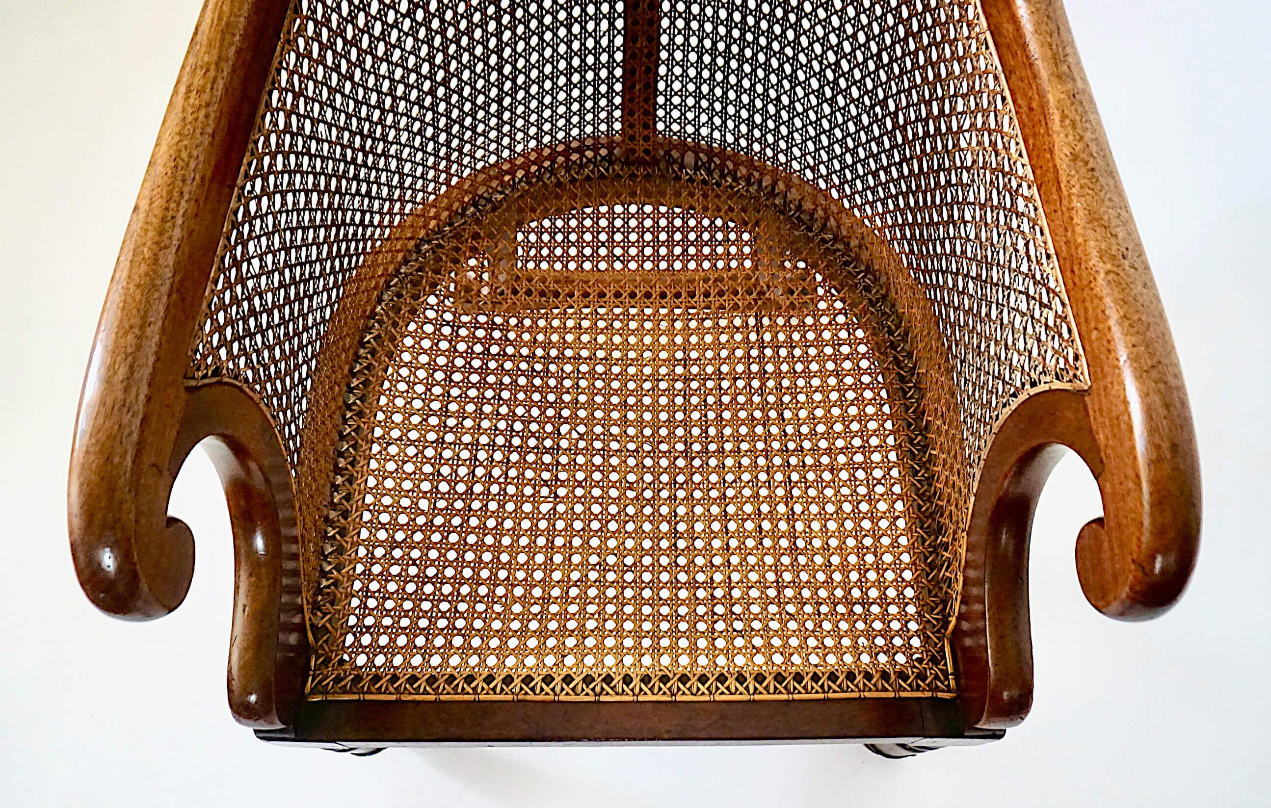 Poltrona o bergere di forma insolita in mogano, circa 1830, della Reggenza inglese, con canne. in vendita 3