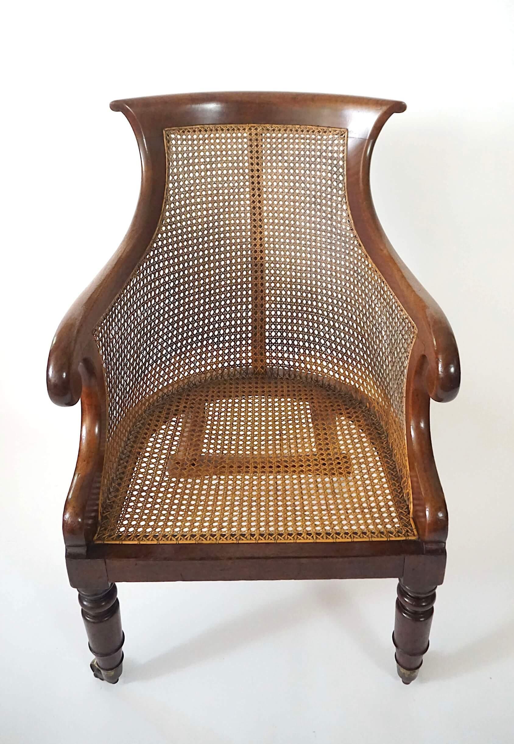 Poltrona o bergere di forma insolita in mogano, circa 1830, della Reggenza inglese, con canne. in vendita 4