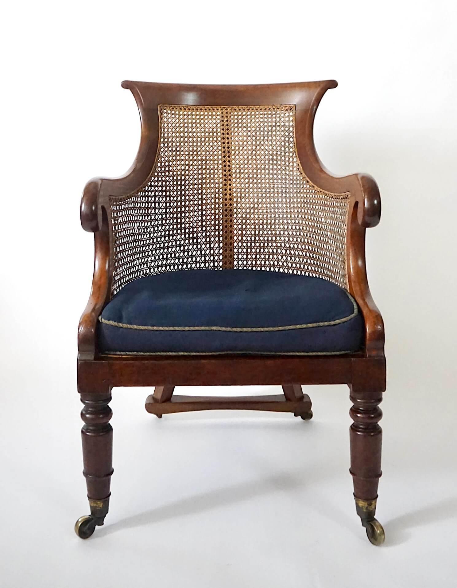 Regency Poltrona o bergere di forma insolita in mogano, circa 1830, della Reggenza inglese, con canne. in vendita