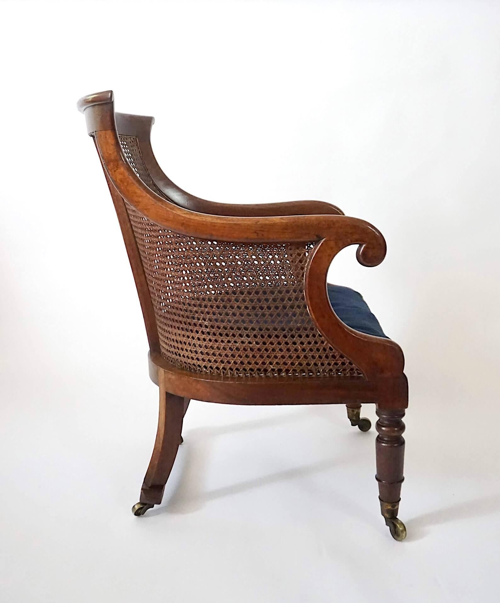 Inglese Poltrona o bergere di forma insolita in mogano, circa 1830, della Reggenza inglese, con canne. in vendita