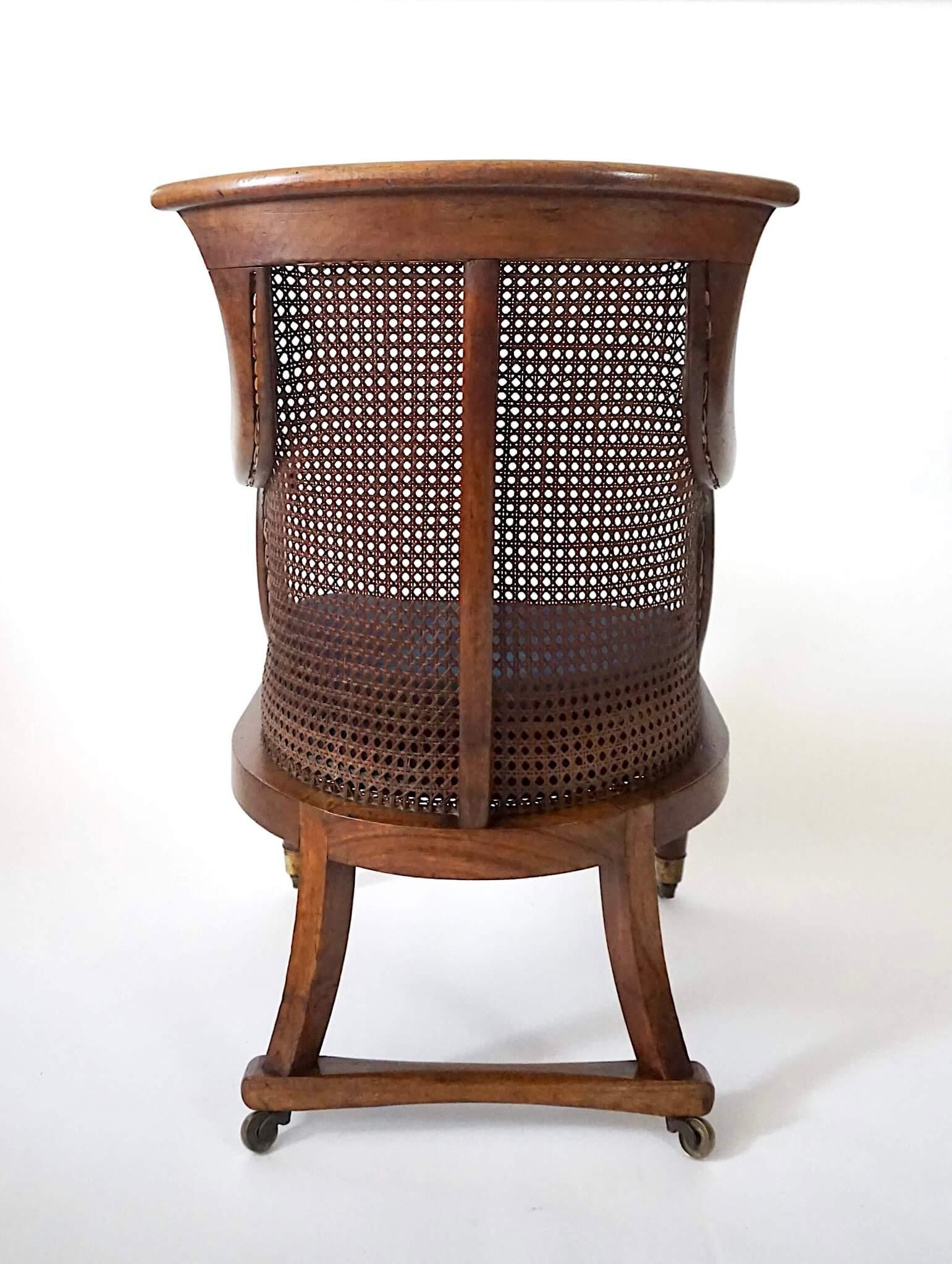 Poltrona o bergere di forma insolita in mogano, circa 1830, della Reggenza inglese, con canne. In condizioni buone in vendita a Kinderhook, NY